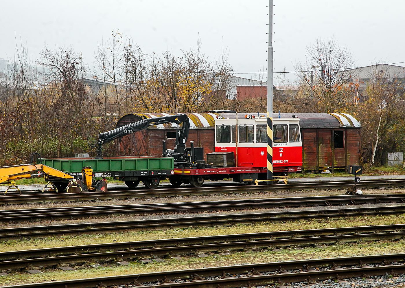 Der tschechische Schwerlastkleinwagen mit Kran MUV 69.2 -577 (CZ-SZCZ 99 54 9628 023-2) der SDC - Sprva elezničn dopravn cesty (deutsch: Verwaltung der Eisenbahn-Verkehrswege) steht, mit einem Gleiskraftwagen-Anhnger, am 22.11.2022 beim Bahnhof Domalice (Taus).

MUV 69 ist die Typenbezeichnung eines Schwerlastkleinwagens die bei tschechischen und slowakischen Eisenbahnen als Gleisarbeitsfahrzeug mit Plattform und hydraulischen Kran weit verbreitet sind. Hersteller war die ČSD-Abteilung Mechanisierung des Gleismanagements Prag (Werk Brno-Horn Herpice). Ab Mai 1992 wurde die Abteilung in ein eigenstndiges Unternehmen MTH Praha a. s. umgewandelt.

6 Fahrzeuge des Typs MUV 69/750 wurden 1990 fr Deutschland (DR), in Spurweite 750 mm, gefertigt und als DR GKW-MUV 69/750 LK (Klv 23.0) eingereiht.

TECHNISCHE DATEN:
Hersteller: MTH Prag (Baujahr  ca. 1980)
Hergestellte Anzahl:  ber 1.000 Stck(Normalspur),
Spurweite: 1.435 mm (Normalspur)
Achsformel:  B'
Lnge ber Kupplung:  6.760 mm
Achsabstand: 
Betriebsgewicht: 9.600 kg
Ladekapazitt: 5.500 kg
Zur Mitfahrt zugel. Personen: 6
Dieselmotor: Tatra T912-3
Installierte Leistung:  81 kW
Hchstgeschwindigkeit: 40 km/h (Konstruktiv mglich 60 km/h)
Leistungsbertragung: dieselmechanisch
Kleinster befahrbarer Gleisbogen: R 90 m