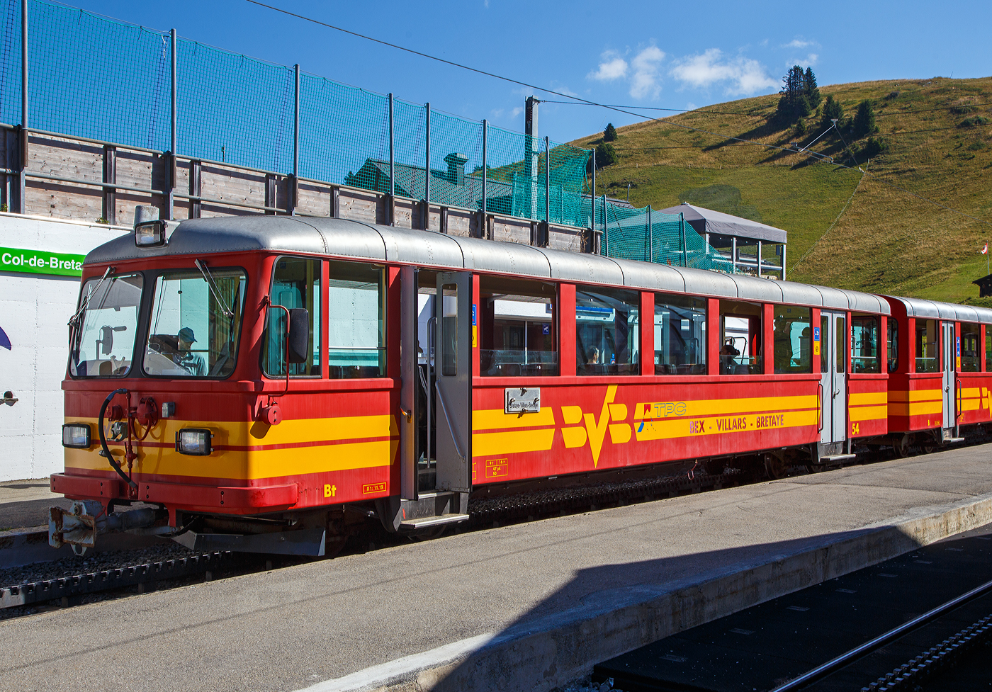 Der vierachsige 2.Klasse Steuerwagen tpc BVB Bt 54, eingereiht in einen Personenzug vor dem Wagen B 51und der Lok 4/4 32 „Villars“ am 10 September 2023 im Bergbahnhof Col-de-Bretaye (1.808 m ü. M.).

Der Wagen wurde 1953 von der SIG (Schweizerische Industrie-Gesellschaft) in Neuhausen am Rheinfall gebaut, die Elektrik ist von der MFO (Maschinenfabrik Oerlikon). Der Wagen hat ein Eigengewicht von 9 t und hat 47 Sitzplätze sowie 50 Stehplätze.

Heute sind diese Garnituren nicht mehr im Planeinsatz. Hier an dem Wochenende (08 bis 10 September 2023) feiert die TPC 125 Jahre BVB! (Les TPC célèbrent les 125 ans du BVB!). So kamen auch historische Züge und Triebwagen zum Einsatz.
