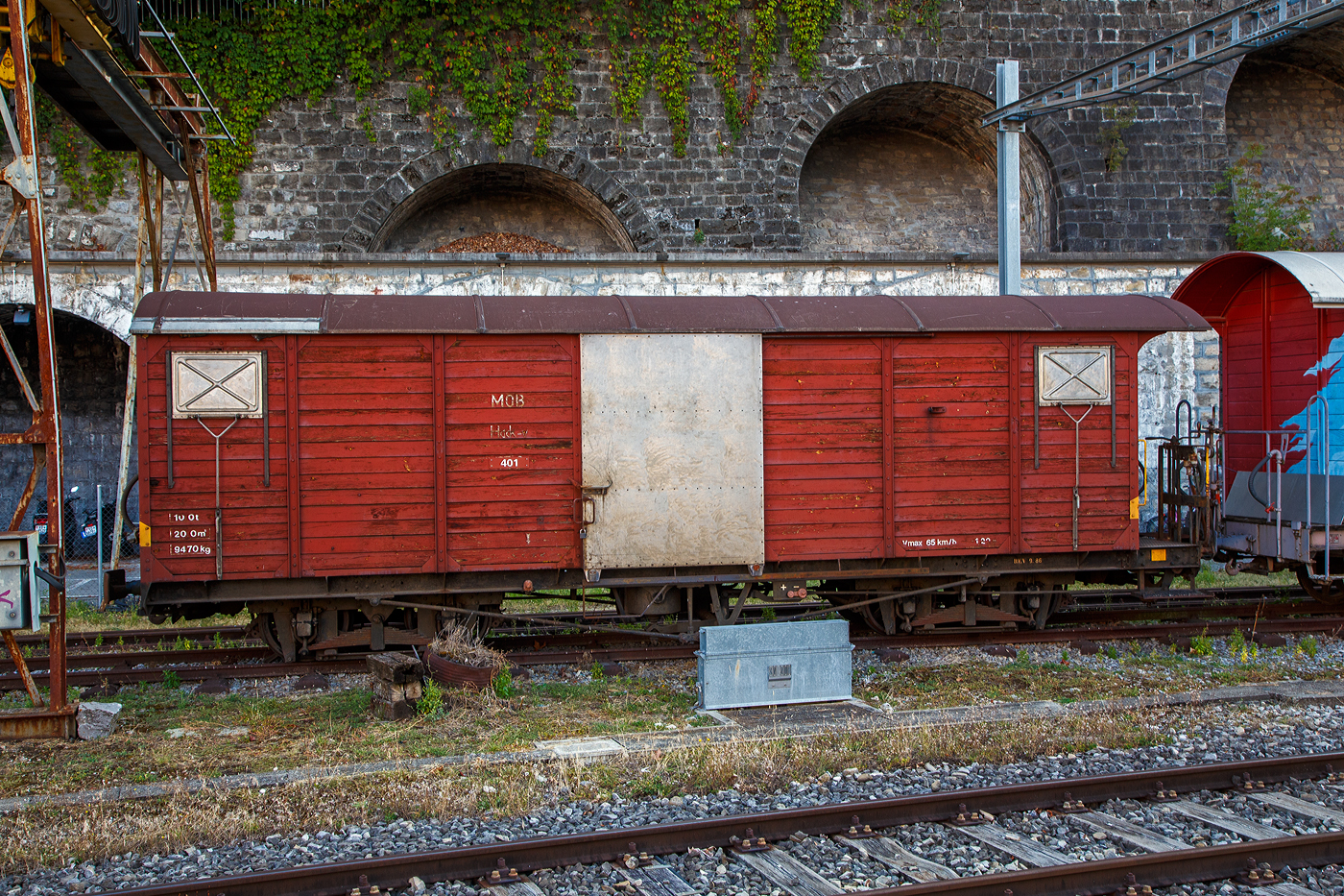 Der vierachsige gedeckte Güterwagen mit einer Bremserbühne MOB Hack-v 401 abgestellt am 10 September 2023 beim Bahnhof Vevey. 

Das Untergestell des Drehgestell-Wagens wurde bereits 1907 von Ringhoffer (Prag) als Flachwagen MOB O 819 (später Rkmo 819) gebaut. Im Jahr 1970 wurde in den Werkstätten der MOB der neue gedeckte Kasten, bestehend aus Metallgerippe mit waagerechter Holz Lattung und einem rundem Aluminiumdach, auf das vorhandene Untergestell aufgebaut und der Wagen als MOB J 402 In Betrieb genommen. Der Wagen hat je Seite eine Schiebetüre und ein Lüftungsfenster. 1973 erfolgte die Umbezeichnung von J 402 in MOB Hack-v 402 und im Jahr 2004 in MOB Hack-v 401. 

TECHNISCHE DATEN:
Hersteller: Ringhoffer  / MOB
Spurweite: 1.000 mm (Meterspur)
Achsanzahl: 4 (in 2 Drehgestellen)
Länge über Puffer: 10.250 mm 
Höhe: 3.300 mm
Breite: 2.700 mm
Drehzapfenabstand: 5.350 mm 
Achsabstand im Drehgestellt: 1.200 mm
Laufraddurchmesser: 750 mm
Eigengewicht: 9.470 kg
Ladefläche: 20,0 m²
Max. Ladegewicht: 10 t
Höchstgeschwindigkeit: 65 km/h
Kupplungen: Mittelpuffer mit einer Schraubenkupplungen (Zp 1)

Quellen: x-rail.ch und eigene Sichtung
