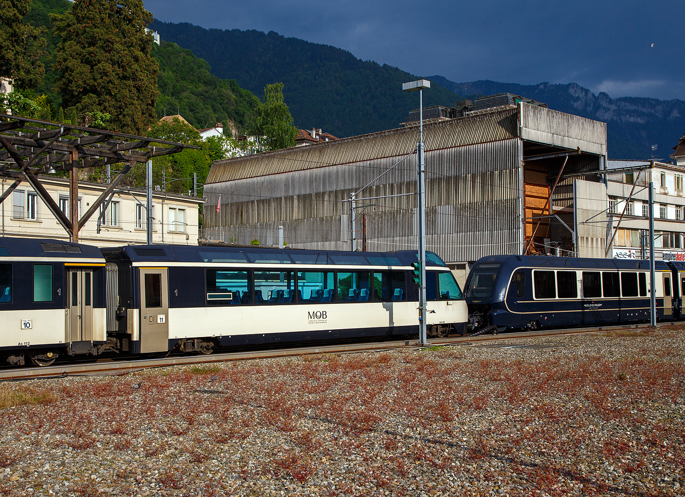 Der vierachsige MOB 1.Klasse Panorama-Steuerwagen Ast 152 „goldenpass“  (ex Arst 152  Panoramic Express -Wagen) ist am 26. Mai 2023 beim Bahnhof Montreux abgestellt.

Die MOB beschaffte 1993 zwei Panoramawagen als Steuerwagen Arst 151–152 mit erhhtem Fhrerstand und 8 Aussichtspltzen hinter der Frontscheibe, diese Passagiere knnen so den Blick nach vorne auf die Strecke (bei entspr. Fahrtrichtung) genieen. Die beiden Wagen Ast 151 und 152 und die beiden As 153 und 154, wurden mit einer GDe 4/4 in der Mitte, als reiner 1. Klasse-Zug Crystal Panoramic anstelle des Superpanoramic am Wochenende und im Sommer tglich eingesetzt.

Der brige Passagierraum war ursprnglich ist als Barwagen mit Lngssitzbnken ausgestattet. Auf Tische wurde verzichtet und die Sitze am Wagenende in Reihenbestuhlung angeordnet.

TECHNISCHE DATEN:
Hersteller: Breda, Baujahr 1993, sowie MOB und SIG (Drehgestelle)
Spurweite: 1.000 mm (Meterspur)
Achsanzahl: 4 (in 2 Drehgestellen)
Lnge ber Puffer: 18.700 mm
Wagenkastenlnge: 18.060 mm
Drehzapfenabstand: 12.830 mm
Achsabstand im Drehgestell: 1.800 mm
Drehgestell Typ: SIG-90
Laufraddurchmesser: 750 mm (neu)
Eigengewicht: 20,7 t
Hchstgeschwindigkeit: 120 km/h
Sitzpltze: 28 (in der 1. Klasse) und 8 (VIP)
WC: 1
Kupplung: Automatischen SCHWAB Kupplung