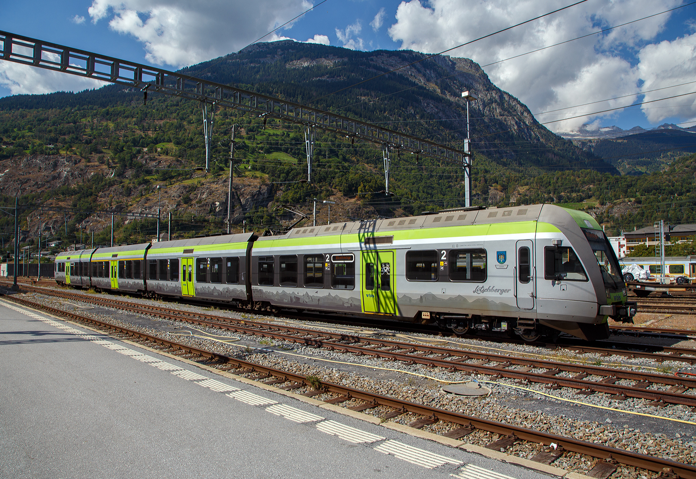 Der vierteilige BLS  Lötschberger  RABe 535 123-4  Ausserberg  (94 85 7535 118-4 CH-BLS) steht am 07 September 2021 beim Bahnhof Brig.