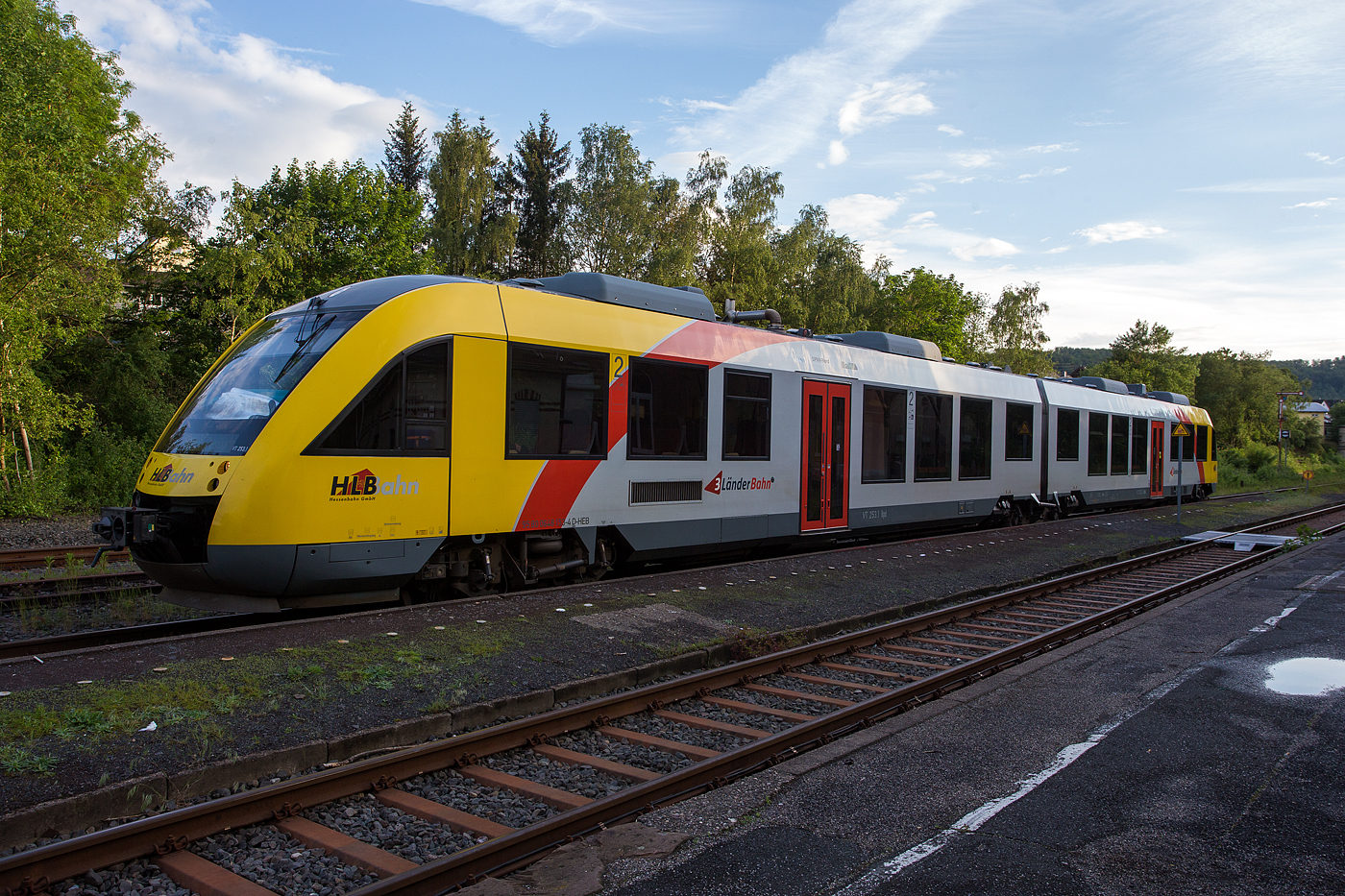 Der VT 253 (95 80 0648 153-4 D-HEB / 95 80 0648 653-3 D-HEB) ein Alstom Coradia LINT 41 der HLB (Hessische Landesbahn) am 26 Mai 2024, als RB 96 „Hellertalbahn“ (Betzdorf – Herdorf - Neunkirchen/Siegerland), im Bahnhof Herdorf.

Der Alstom Coradia LINT 41 wurde 2004 von Alstom (LHB) in Salzgitter unter der Fabriknummer 1188-003 für die vectus Verkehrsgesellschaft mbH gebaut, mit dem Fahrplanwechsel am 14.12.2014 wurden alle Fahrzeuge der vectus nun Eigentum der HLB, die Hessische Landesbahn hatte 74,9% der Gesellschaftsanteile. 
