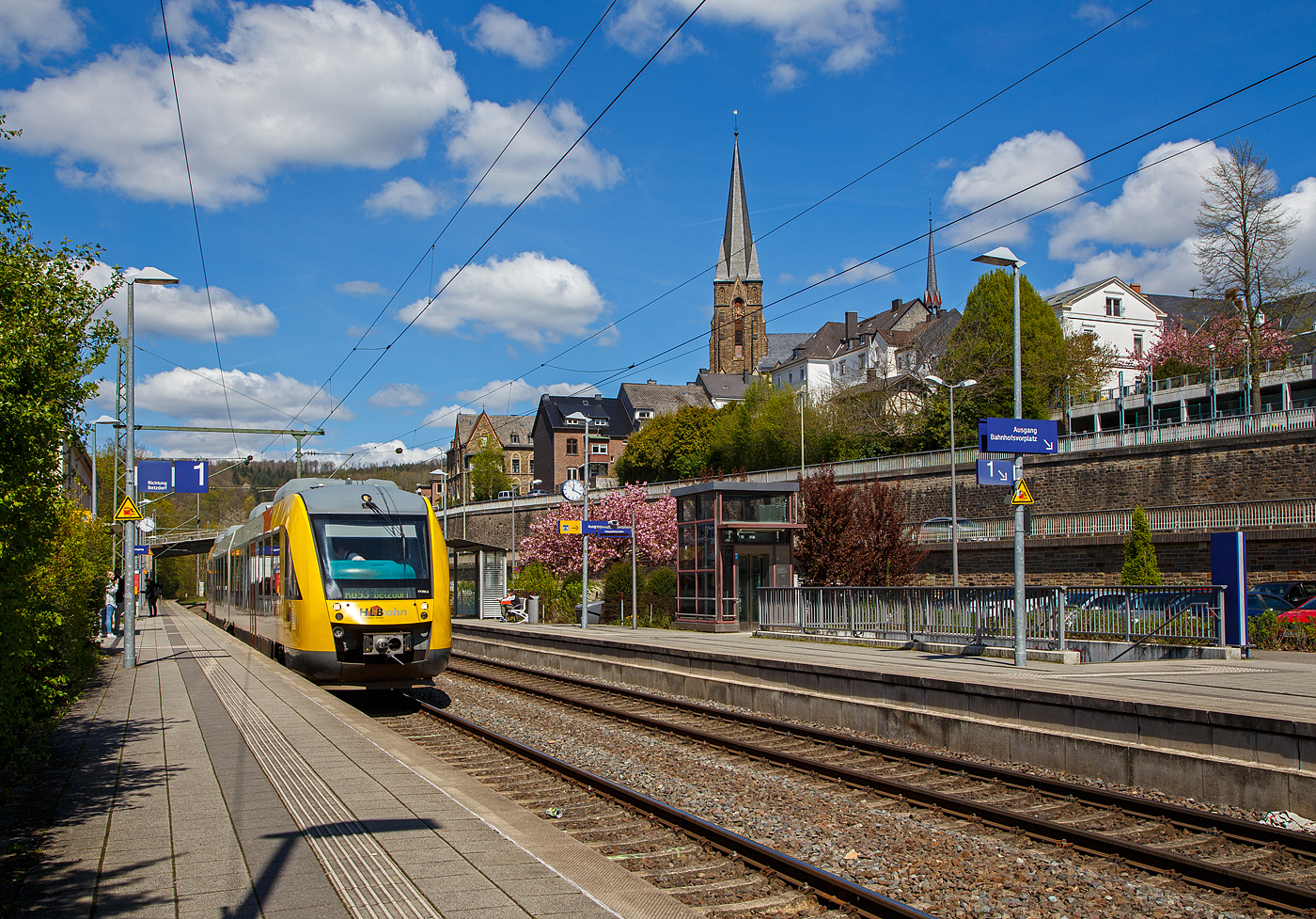 Der VT 255 (95 80 0648 155-9 D-HEB / 95 80 0648 655-8 D-HEB) ein Alstom Coradia LINT 41 der HLB (Hessische Landesbahn GmbH), fährt am 30.04.2023, als RB 93  Rothaarbahn  (Bad Berleburg - Kreuztal -Siegen - Betzdorf), vom Bahnhof Kirchen (Sieg) weiter nach Betzdorf (Sieg). Betzdorf (Sieg) ist der Ziel- und Endbahnhof.