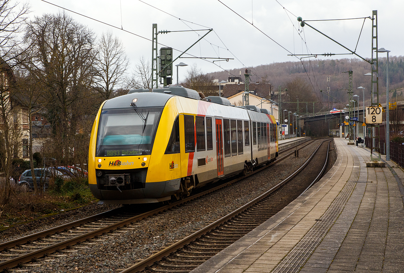 Der VT 256 (95 80 0648 156-7 D-HEB / 95 80 0648 656-6 D-HEB), ein Alstom Coradia LINT 41 der HLB - Hessische Landesbahn (3LänderBahn) verlässt am 04.02.2023, als RB 93 Rothaarbahn (Bad Berleburg - Kreuztal - Siegen Hbf - Betzdorf), den Bahnhof Kirchen (Sieg) und fährt weiter in Richtung Ziel Betzdorf.

Der Dieseltriebzug wurde 2004 unter der Fabriknummer 1188-006 von ALSTOM Transport Deutschland GmbH (vormals LHB) in Salzgitter-Watenstedt gebaut und als VT 256 an die vectus Verkehrgesellschaft mbH geliefert. Mit dem Fahrplanwechsel am 14.12.2014 wurden alle Fahrzeuge der vectus dann Eigentum der HLB.