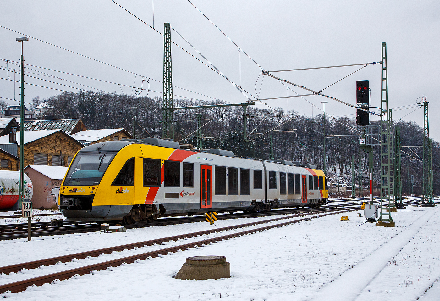 Der VT 257 (95 80 0648 157-5 D-HEB / 95 80 0648 657-4 D-HEB) ein Dieseltriebzug vom Typ Alstom Coradia LINT 41 der HLB (Hessische Landesbahn), ex Vectus VT 257, verlässt am 08.03.2023, als RB 90  Westerwald-Sieg-Bahn  (Siegen – Au/Sieg - Altenkirchen – Westerburg – Limburg/Lahn), den Bahnhof Betzdorf (Sieg).

Der Alstom Coradia LINT 41 wurde 2004 von Alstom (LHB) in Salzgitter unter der Fabriknummer 1188-007 für die vectus Verkehrsgesellschaft mbH gebaut, mit dem Fahrplanwechsel am 14.12.2014 wurden alle Fahrzeuge der vectus nun Eigentum der HLB.
