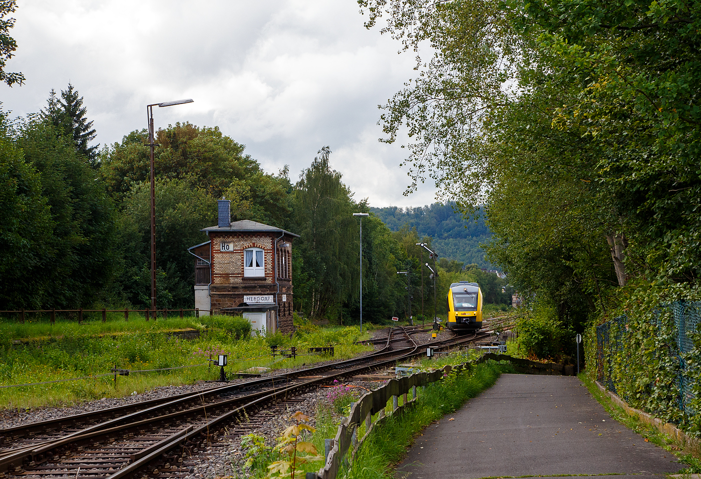 Der VT 263 (95 80 0648 163-3 D-HEB / 95 80 0648 663-2 D-HEB) ein Alstom Coradia LINT 41 der HLB (Hessische Landesbahn), verlässt am 16.08.2023, als RB 96 „Hellertalbahn“ (Betzdorf – Dillenburg), Herdorf und fährt weiter in Richtung Neunkirchen/Siegerland. Eigentlich fahren auf dieser Verbindung die „neuen“ LINT 41, aber hier war es nochmal ein alter. 