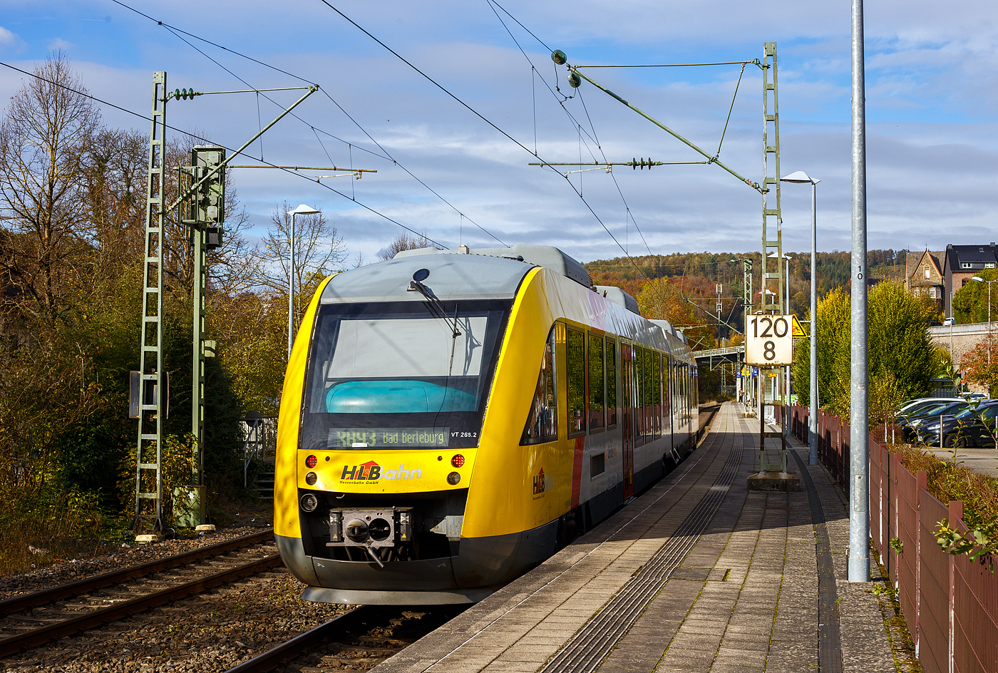 Der VT 265 (95 80 0648 165-8 D-HEB /95 80 0648 665-7 D-HEB) ein Alstom Coradia LINT 41 der HLB (Hessische Landesbahn), ex Vectus VT 265, erreicht am 29 Oktober 2024, als RB 93  Rothaarbahn  (Betzdorf - Siegen - Kreuztal - Bad Berleburg), den Bahnhof Kirchen (Sieg).