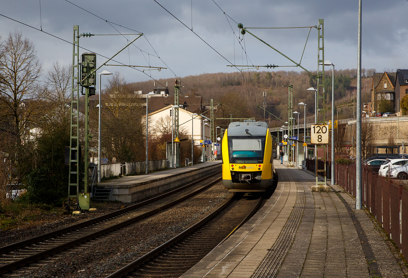 Der VT 266 (95 80 0648 166-6 D-HEB / 95 80 0648 656-6 D-HEB) ein Alstom Coradia LINT 41 der HLB (Hessische Landesbahn) erreicht am 04.02.2023, als RB 93  Rothaarbahn  (Betzdorf - Siegen - Kreuztal - Bad Berleburg), den Bahnhof Kirchen (Sieg).