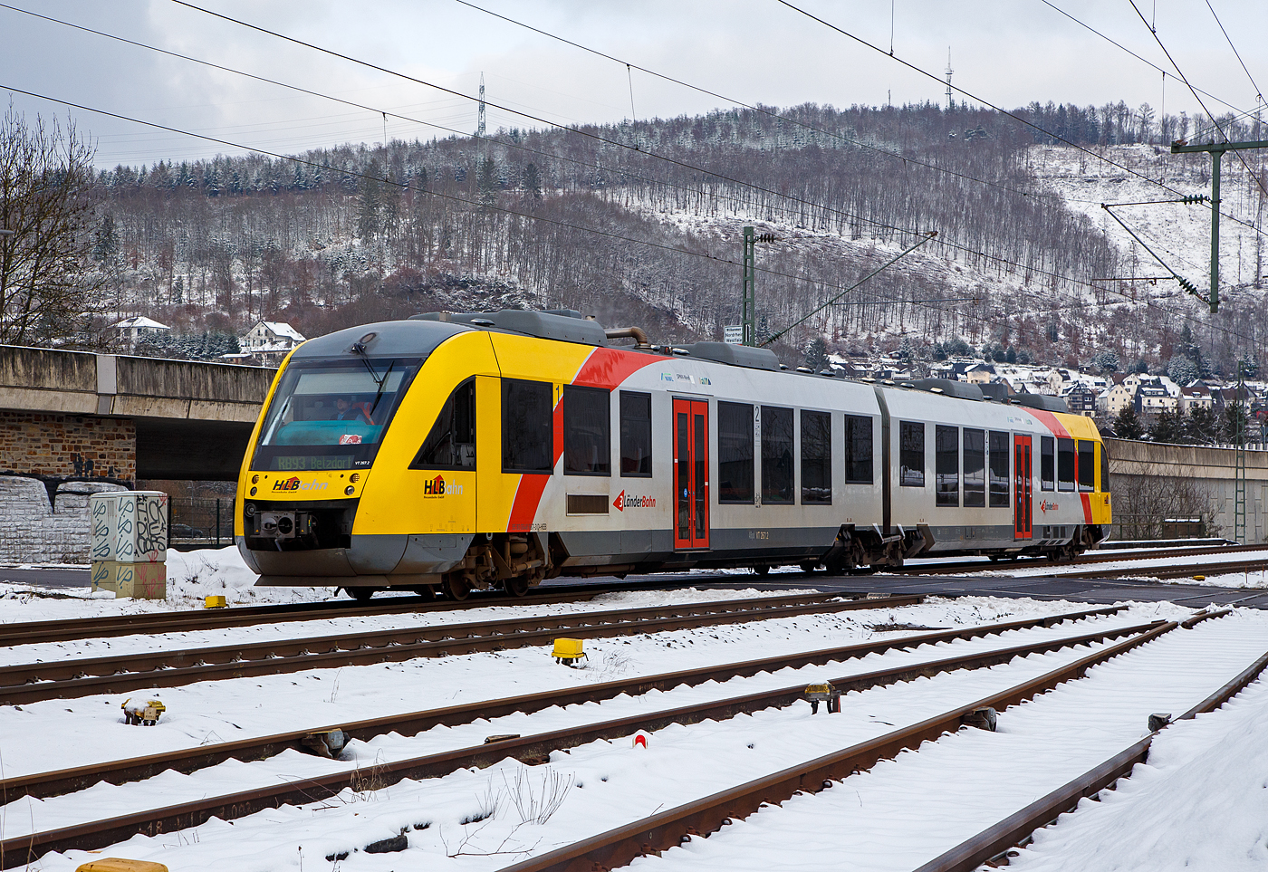 Der VT 267 (95 80 0648 167-4 D-HEB / 95 80 0648 667-3 D-HEB) ein Alstom Coradia LINT 41 der HLB (Hessische Landesbahn), erreicht am 21.01.2023 bald, als RB 93 Rothaarbahn (Bad Berleburg - Kreuztal - Siegen Hbf - Betzdorf), den Hp Niederschelden (eigentlich Niederschelderhütte).