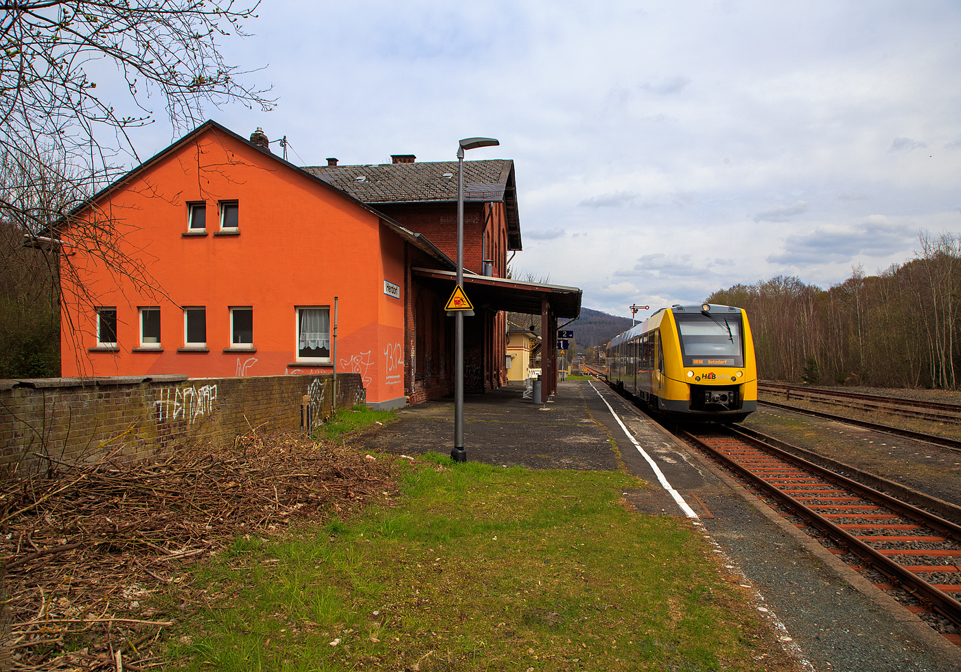 Der VT 506 (95 80 1648 106-0 D-HEB / 95 80 1648 606-9 D-HEB), ein Alstom Coradia LINT 41 der neuen Generation / neue Kopfform, der HLB (Hessische Landesbahn GmbH)erreicht am 06.04.2023, als RB 96 „Hellertalbahn“ nach Betzdorf, den Bahnhof Herdorf. 

Er fährt aber nur bis zum Hp Königsstollen, von dort gibt es dann SEV nach Betzdorf. Nach dem Hangrutsch (Felssturz) am 23. Dezember 2022 in Herdorf kurz hinter dem Hp Königsstollen (bei km 88,4), ist der Abschnitt nach Betzdorf weiterhin bis mindestens bis zum kleinen Fahrplanwechsel am 11. Juni 2023, gesperrt.