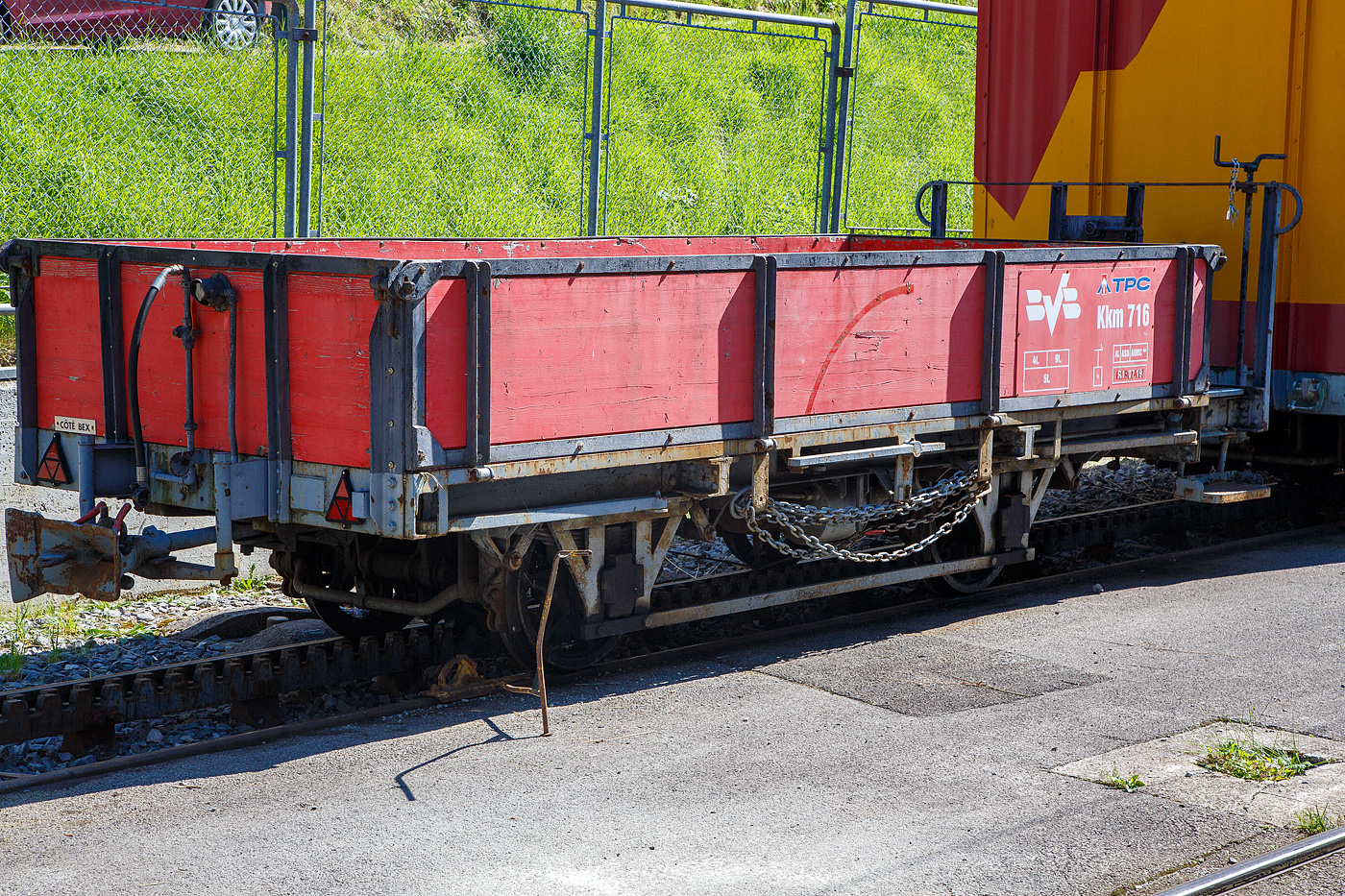 Der zweiachsige offene Güterwagen mit Bremserbühne TPC / BVB Kkm 716  (ex BGVC  L 156, später BVB L 216) ist am 10 September 2023 in Villars-sur-Ollon abgestellt.

Der Wagen wurde 1911 von der SWS (Schweizerische Wagons- und Aufzügefabrik AG) in Schlieren gebaut und an die damalige Bex–Gryon–Villars–Chesières (BVGC) geliefert. Im Jahre 1942 fusionierten BGVC mit der VB zur BVB (Bex–Villars–Bretaye) und der Wagen wurde zum BVB L 216. 

TECHNISCHE DATEN:
Spurweite: 1.000 mm (Meterspur)
Achsanzahl: 2
Zahnradsystem: 	Abt (fürs Bremszahnrad)
Eigengewicht: 4 t
Max. Zuladung: 5 t
Bremszahnrad: Ja
Max. Neigung : 240 ‰
Zugelassen: BVB, AL, ASD und AOMC
