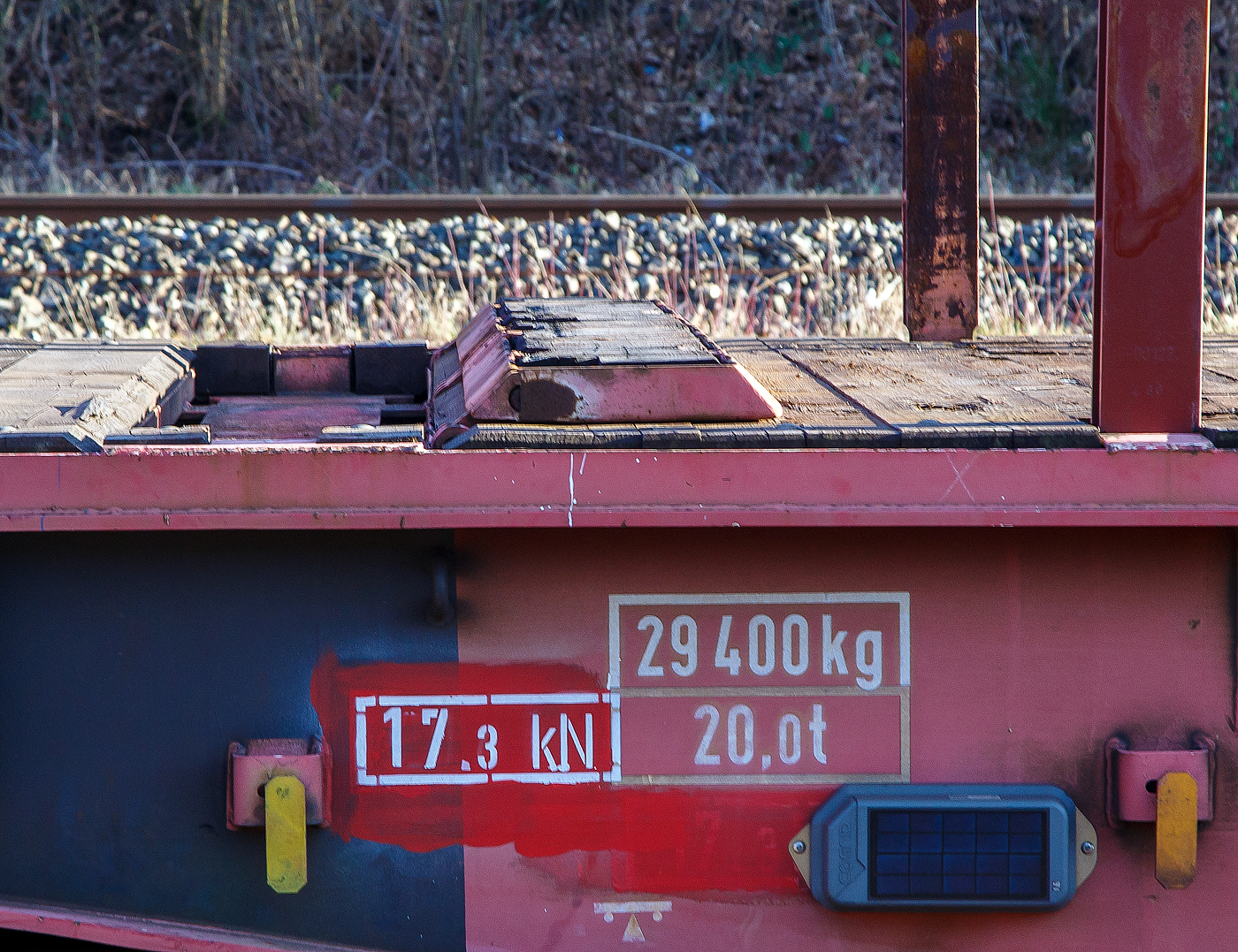 Detailbild einer aufgeklappten Ladeschwelle von dem sechsachsigen Drehgestell-Flachwagen (Schwerlastwagen) der Gattung Samms 489, hier der 31 80 4852 432-2 D-DB am 21.02.2023 in Herdorf.