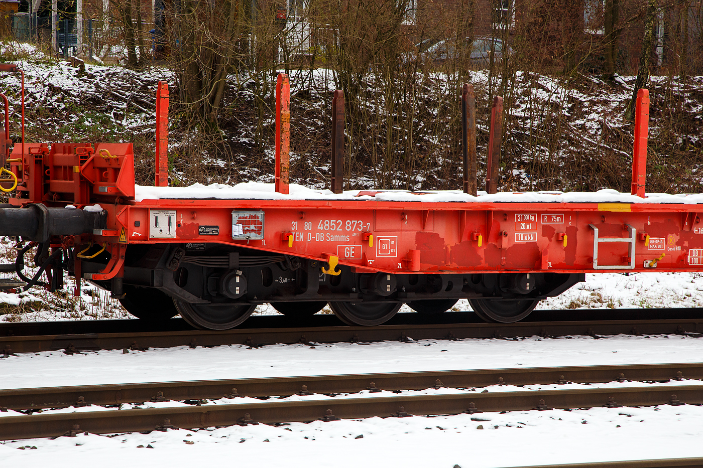 Detailbild von dem...
Sechsachsiger Drehgestell-Flachwagen, mit Rungen, Stirnwandklappen und klappbaren Ladeschwellen, jedoch ohne Seitenwandklappen, 31 80 4852 873-7 D-DB, der Gattung Samms 489.1, der DB Cargo AG, abgestellt am 23.01.2013  im Zugverband, auf dem KSW Rbf in Herdorf (Betriebsstätte Freien Grunder Eisenbahn - NE 447).

Der Wagen wurde 2018 von Tatravagonka a.s. in Poprad (Slowakei) gebaut. Zusammen mit Stahlkunden entwickelt die DB Schenker im Jahre 2007 einen neuen Flachwagen, der auf die Bedürfnisse der Branche noch besser eingeht. Gebaut wurden sie von dem slowakischen Hersteller Tatravagonka Poprad.
