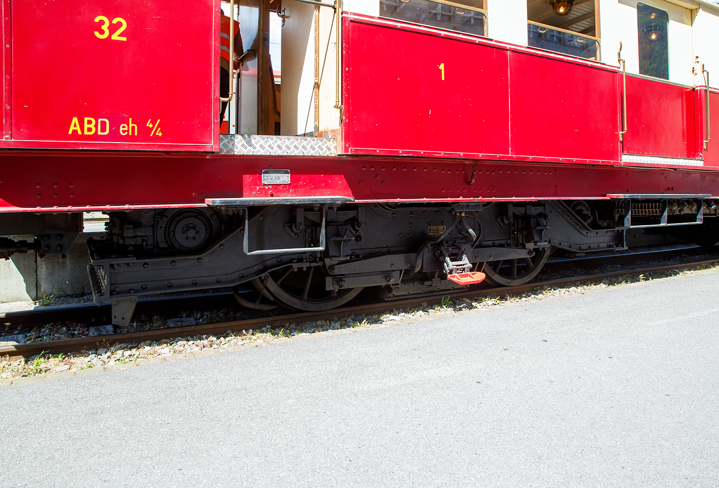 Detailbild eines Drehgestelles von dem ehemaligen Martigny-Châtelard-Bahn (MC) Triebwagen ABDeh 4/4 32  le tracteur  ( der Traktor ) vom Verein Train Nostalgique du Trient, ex MC BCFe 4/4, ex SBB CFeh 4/4 N°32 Baujahr 1921, am 26. Mai 2023 im Bahnhof Martigny. 