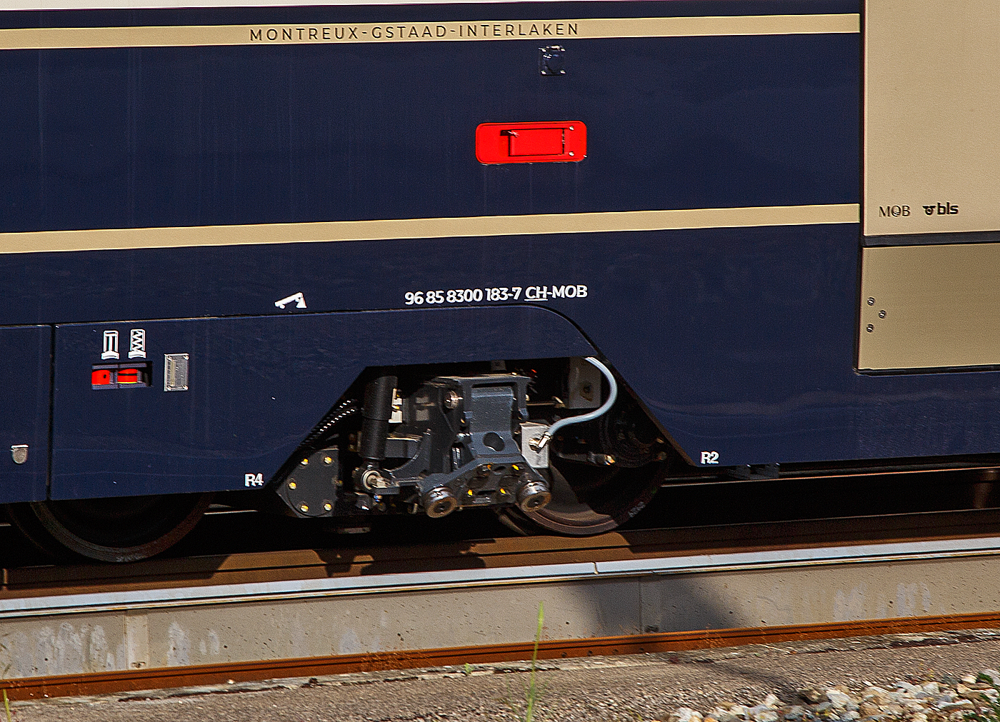 Detailbild EV 18 Drehgestell mit dem Mechanismus zum Anheben der Traverse, hier von dem MOB GPX - GoldenPass Express Premium-/1.Klasse Steuerwagen Ast 183 (96 85 8300 183-7 CH-MOB) der Montreux-Berner Oberland-Bahn AG) abgestellt am 26. Mai 2023 beim Bahnhof Montreux. 