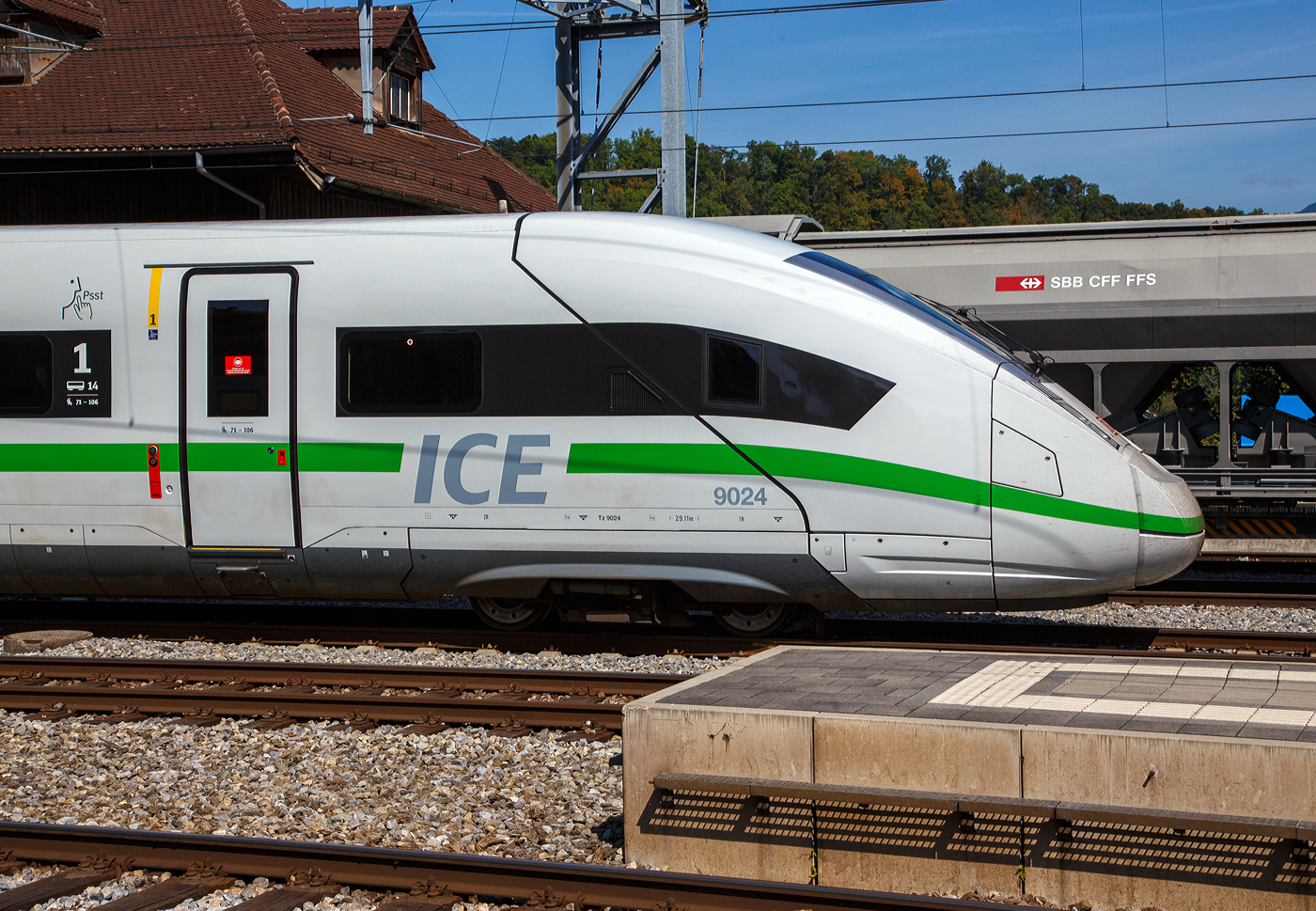 Detailbild vom ICE 4 Steuerwagen der ersten Wagenklasse (DB 812 Apmzf)  93 80 0812 024-9 D-DB des Tz 9024, der DB Fernverkehr AG am 08 September 2021in Spiez. 

Der Wagen ist als Wagen 14 mit den Sitzplatzen 11 bis 106 in den Tz – Triebzug eingestellt.

TECHNISCHE DATEN:
Spurweite: 1.435 mm
Achsfolge: 2’2’
Lnge ber Puffer: 29.106 mm
Drehzapfenabstand: 18.500 mm
Drehgestelltyp: Bombardier Flexx Eco 5101
Achsabstand im Laufdrehgestell: 2.300 mm
Laufraddurchmesser:  825/750 mm (neu/abgenutzt)
Leergewicht: 54,5 t
Sitzpltze: 50
Anzahl der WC: 2