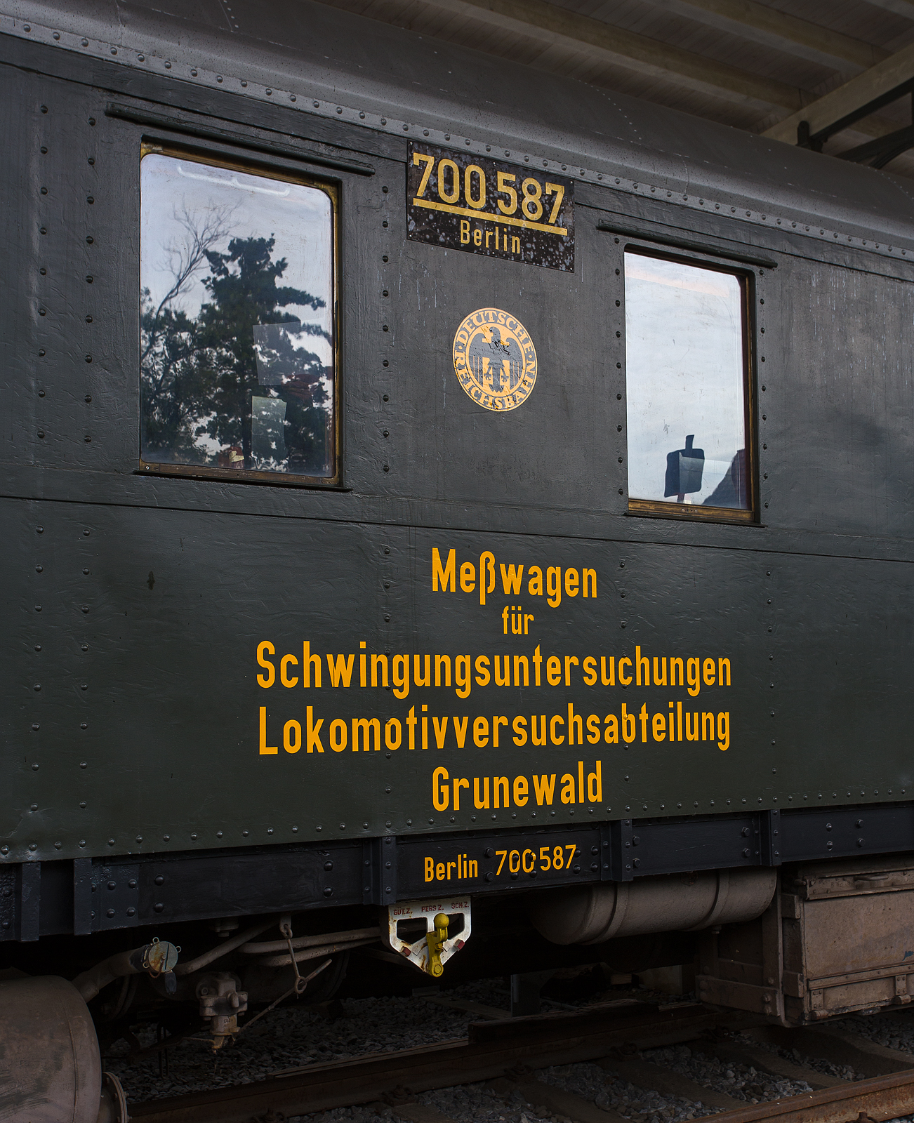 Detailbilddes restaurierten historischen  DRG Meßwagen für Schwingungsuntersuchungen Lokmotivversuchsabteilung Grunewald, (Berlin) Bln 700 587, vom berühmten Lokomotiv- Versuchsamtes (LVA) in Berlin Grunewald, am 26 Mai 2024 beim Lokschuppen Hochdahl vom Eisenbahn- und Heimatmuseum Erkrath-Hochdahl e.V..

Ursprünglich war der Wagen 1928 von der Sächsischen Waggonfabrik Werdau (die im gleichen Jahr mit Linke-Hofmann-Busch fusionierte) als Packwagen Pw4ü-28  Ost 90203, ein genieteter Einheitsschnellzugwagen (Ganzstahlwagen der Bauart 28), für die DRG gebaut worden. Aber bereits 1930 wurde er zum Meßwagen für Lauf- und Schwingungsforschung 105 136 Ost, für das Lokomotiv-Versuchsamt Grunewald (LVA) umgebaut.
