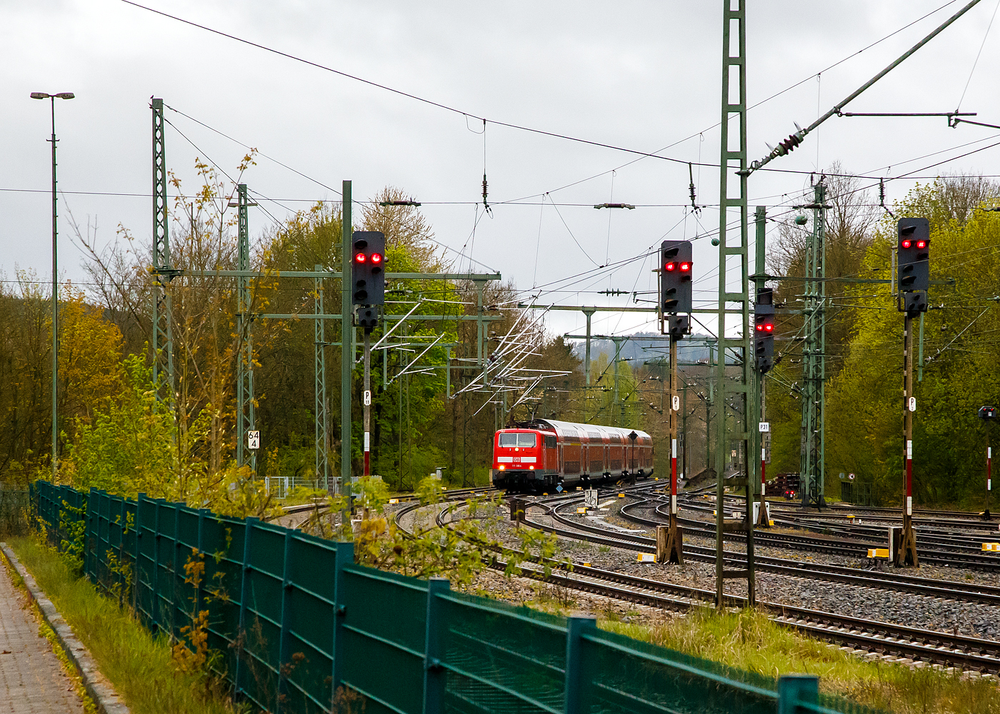 Die 111 084-0 (91 80 6111 084-0 D-DB) der DB Regio NRW erreicht am 22 April 2017, mit dem RE 9 - Rhein-Sieg-Express (Aachen – Kln - Siegen), den Bahnhof Au/Sieg.

Die Lok wurde 1978 von Krauss-Maffei in Mnchen-Allach unter der Fabriknummer 19842 gebaut, der elektrische Teil ist von Siemens.