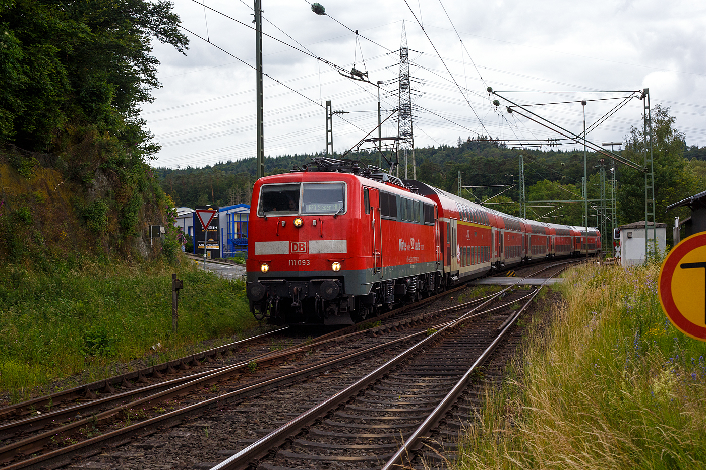 Die 111 093-1 (91 80 6111 093-1 D-DB) der DB Regio NRW bzw. der DB-Gebrauchtzug rauscht mit dem RE 9 rsx - Rhein-Sieg-Express (Aachen – Köln – Siegen) am 16 Juni 2024 durch den Bahnhof Scheuerfeld (Sieg) in Richtung Siegen. Einen lieben Gruß an den netten Lokführer zurück.

Die Lok wurde 1978 von Krupp unter der Fabriknummer 5430 gebaut, der elektrische Teil wurde von AEG unter der Fabriknummer 8972 geliefert.