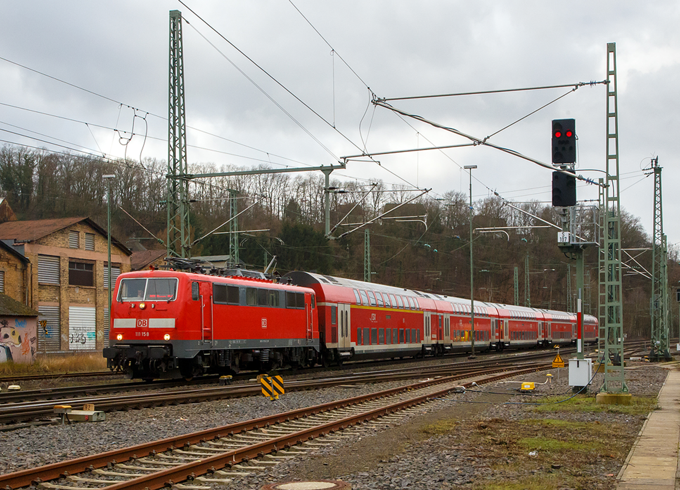 Die 111 158-2 (91 80 6111 158-2 D-DB) der DB Regio NRW erreicht am 30.01.2023, mit dem RE 9 rsx - Rhein-Sieg-Express (Aachen – Köln - Siegen), den Bahnhof Betzdorf/Sieg.

Die Lok wurde 1980 von Krupp unter der Fabriknummer 5465 gebaut, der elektrische Teil wurde von AEG unter der Fabriknummer 8991 geliefert.
