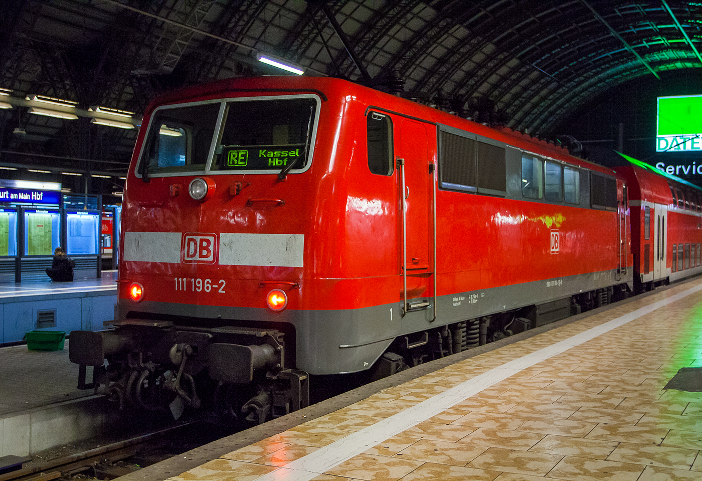 Die 111 196-2 (91 80 6111 196-2 D-DB) der DB Regio Hessen steht am 28.09.2012 mit einem RE nach Kassel im Hbf Frankfurt am Main.

Die Lok wurde1982 von Krupp unter der Fabriknummer 5507 gebaut, der elektrische Teil wurde von AEG unter der Fabriknummer 9022 geliefert. Die Lok wurde im September 2014 bei der Fa. Bender in Opladen zerlegt (abgebrochen).
