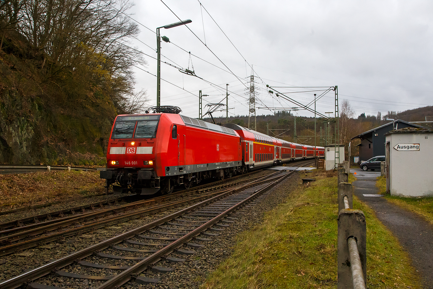 Die 146 001-3 (91 80 6146 001-3 D-DB) der DB Regio NRW fhrt am 18.04.2023, mit dem RE 9 (rsx - Rhein-Sieg-Express) Aachen - Kln – Siegen, durch Scheuerfeld (Sieg) in Richtung Siegen , nchster Halt ist bald Betzdorf (Sieg).

Die TRAXX P160 AC1 (Br 146.0) wurde 2000 von ABB Daimler-Benz Transportation GmbH (Adtranz) in Kassel unter der Fabriknummer 33808 gebaut.  
