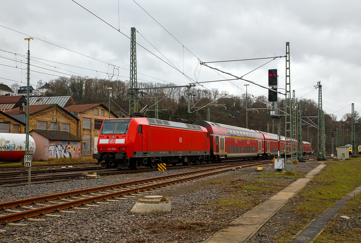 Die 146 005-4 (91 80 6146 005-4 D-DB) der DB Regio NRW schiebt den RE 9 (rsx - Rhein-Sieg-Express) Siegen - Köln – Aachen, am 30.01.2023 vom Bahnhof Betzdorf (Sieg) weiter in Richtung Köln.

Die fünfteilige Doppelstockgarnitur bestand hier aus:
1. Dosto-Steuerwagen (2. Klasse) D-DB 50 80 86-75 029-8  DBpbzfa 763.6, Baujahr 1999 von Deutsche Waggonbau AG in Görlitz (DWA).
2. Dosto-Wagen (2. Klasse) D-DB 26-75 138-0  DBpza 753.5, Baujahr 2002 von Bombardier in Görlitz (ex DWA).
3. Dosto-Wagen (2. Klasse) D-DB 26-75 137-2  DBpza 753.5, Baujahr 2002 von Bombardier in Görlitz (ex DWA).
4. Dosto-Wagen (2. Klasse) D-DB 26-75 048-1  DBpza 753.5, Baujahr 1999 von DWA in Görlitz.
5. Dosto-Wagen (1./2. Klasse) D-DB 36-75 039-8   DABpza 758.6, Baujahr 1999 von DWA in Görlitz.

Das Energiesparen hat in Betzdorf noch keinen Einzug gehalten, denn seit Tagen ist mir schon aufgefallen das die, Laternen im Gleisbereich auch tagsüber an sind. 