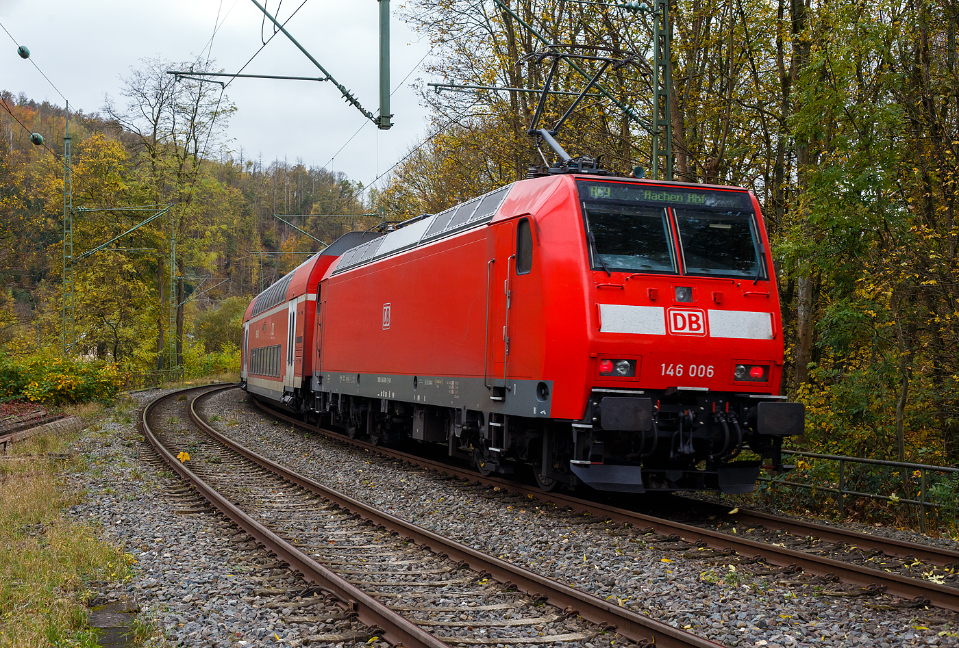 Die 146 006-2 (91 80 6146 006-2 D-DB) der DB Regio NRW schiebt, den RE 9 - Rhein Sieg Express (RSX) Siegen - Köln – Aachen, am 02 November 2024 Steuerwagen voraus von Kirchen (Sieg) weiter in Richtung Betzdorf.

Die TRAXX P160 AC1 wurde 2001 von ABB Daimler-Benz Transportation GmbH (ADtranz) in Kassel unter der Fabriknummer 33813 gebaut.
