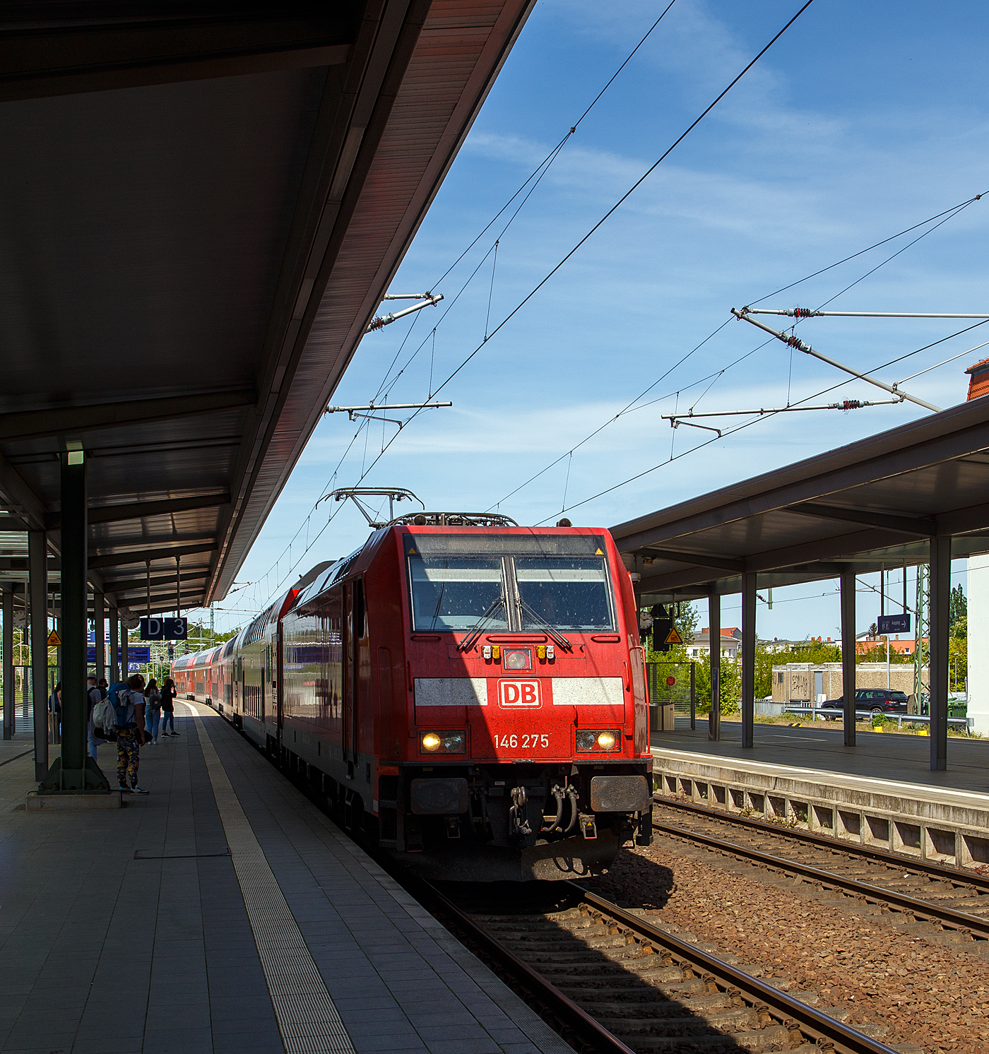 Die 146 275 (91 80 6146 275-3 D-DB) der DB Regio Nordost erreicht am 16 Mai 2022 mit dem RE 1 „Hanse-Express“ (Rostock – Schwerin – Hamburg) den Hauptbahnhof Schwerin.

Die Die TRAXX P160 AC2 wurde 2015 von Bombardier Transportation GmbH in Kassel unter der Fabriknummer  KAS 35085 gebaut.