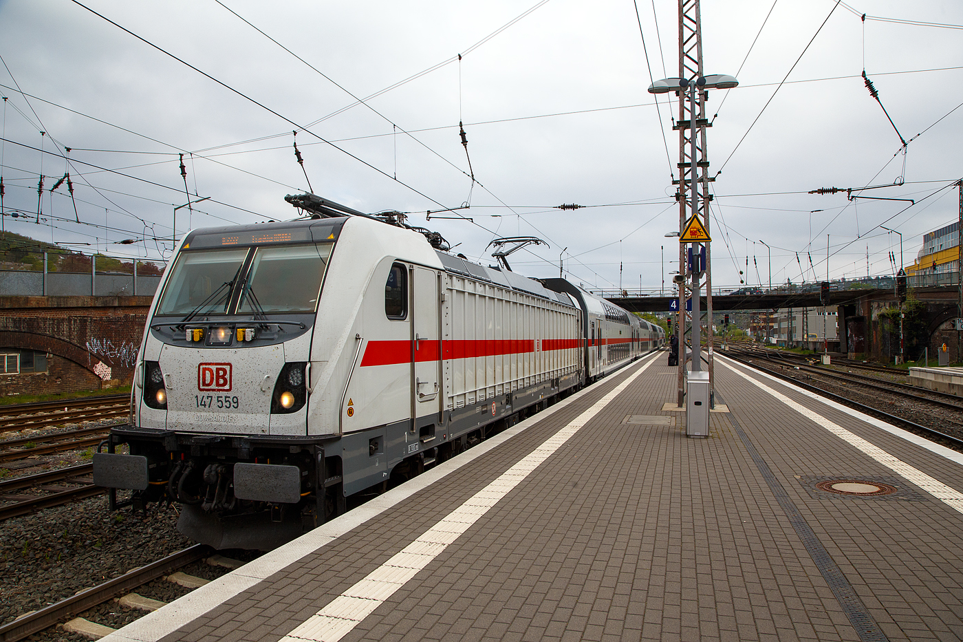 Die 147 559-9 (91 80 6147 559-9 D-DB – IC 4885) der DB Fernverkehr AG erreicht am 30.04.2022, mit dem IC 2227 (Mnster Hbf - Hamm Hbf - Siegen Hbf - Frankfurt am Main Hbf), den Hauptbahnhof Siegen. Hier im Hbf Siegen macht der Zug Kopf, d.h. er wechselt die Fahrtrichtung und fhrt gleich Steuerwagenvorraus Richtung Frankfurt weiter. 

Die TRAXX P160 AC3 wurde 2018 von Bombardier in Kassel unter der Fabriknummer KAS 35477 gebaut und an die DB Fernverkehr AG geliefert. 
