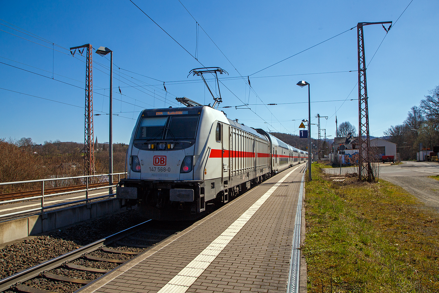 Die 147 568-0 (91 80 6147 568-5 D-DB - IC 4895) der DB Fernverkehr AG schiebt den IC2 (Garnitur IC 4895) Steuerwagen voraus am 04.04.2023, als IC 2229 Dortmund Hbf - Siegen Hbf - Frankfurt(Main)Hbf (von Dortmund bis Dillenburg auch als RE 34 „Dortmund-Siegerland-Express“ geführt), durch den Hp Rudersdorf (Kreis Siegen) in Richtung Dillenburg bzw. Frankfurt. 

Die TRAXX P160 AC3 wurde 2019 von Bombardier in Kassel unter der Fabriknummer 35611 gebaut und an die DB Fernverkehr AG geliefert. Sie hat die Zulassungen für Deutschland. Für die Schweiz ist/war die Zulassung auch vorgesehen, daher hat sie auch vier Stromabnehmer (je 2 mit breiter Wippe und schmaler Wippe), doch wurde noch keine und wird wohl auch keine Zulassung für die Schweiz vom Hersteller erlangt.