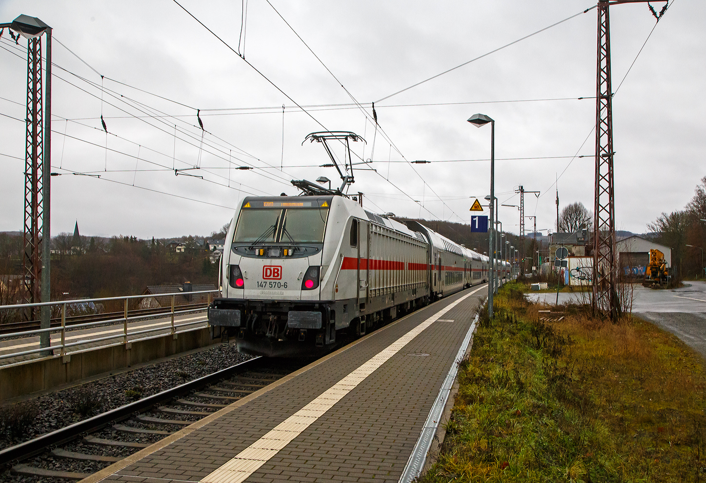 Die 147 570-6 (91 80 6147 570-6 D-DB – IC 4878) der DB Fernverkehr AG schiebt am 23.12.2022 den IC 2227 (Münster Hbf - Siegen - Frankfurt a.M. Hbf) durch Rudersdorf über die Dillstrecke (KBS 445) in Richtung Dillenburg. 

Die TRAXX P160 AC3 wurde 2019 von Bombardier in Kassel unter der Fabriknummer 35610 gebaut und an die DB Fernverkehr AG geliefert. Sie hat die Zulassungen für Deutschland. Für die Schweiz war die Zulassung auch vorgesehen, daher hat sie auch vier Stromabnehmer, doch wurde noch keine Zulassung für die Schweiz vom Hersteller erlangt.