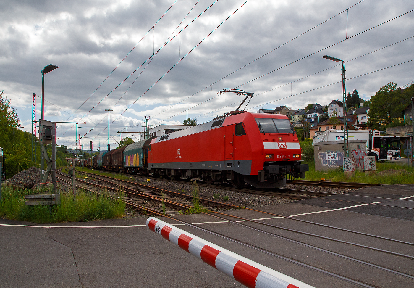 Die 152 013-9 (91 80 6152 013-9 D-DB) der DB Cargo AG fährt am 11.05.2023 mit einem gemischten Güterzug durch Niederschelden (hier beim Bü 343 – km 112,183 der Siegstrecke) in Richtung Siegen.

Die Siemens ES64F wurde 1998 noch von Krauss-Maffei in München-Allach unter der Fabriknummer 20140 gebaut.
