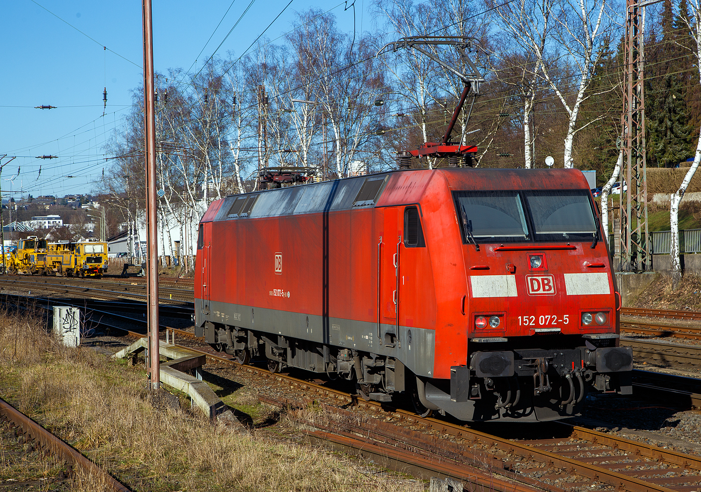 Die 152 072-5 (91 80 6152 072-5 D-DB) der DB Cargo AG am 13.02.2023 in Kreuztal.

Die Siemens ES64F wurde 1999 noch von Krauss-Maffei (heute SIEMENS Mobilitiy) in München-Allach unter der Fabriknummer 20199 gebaut. Die elektrische Ausrüstung lieferte DUEWAG unter der Fabriknummer 91951.