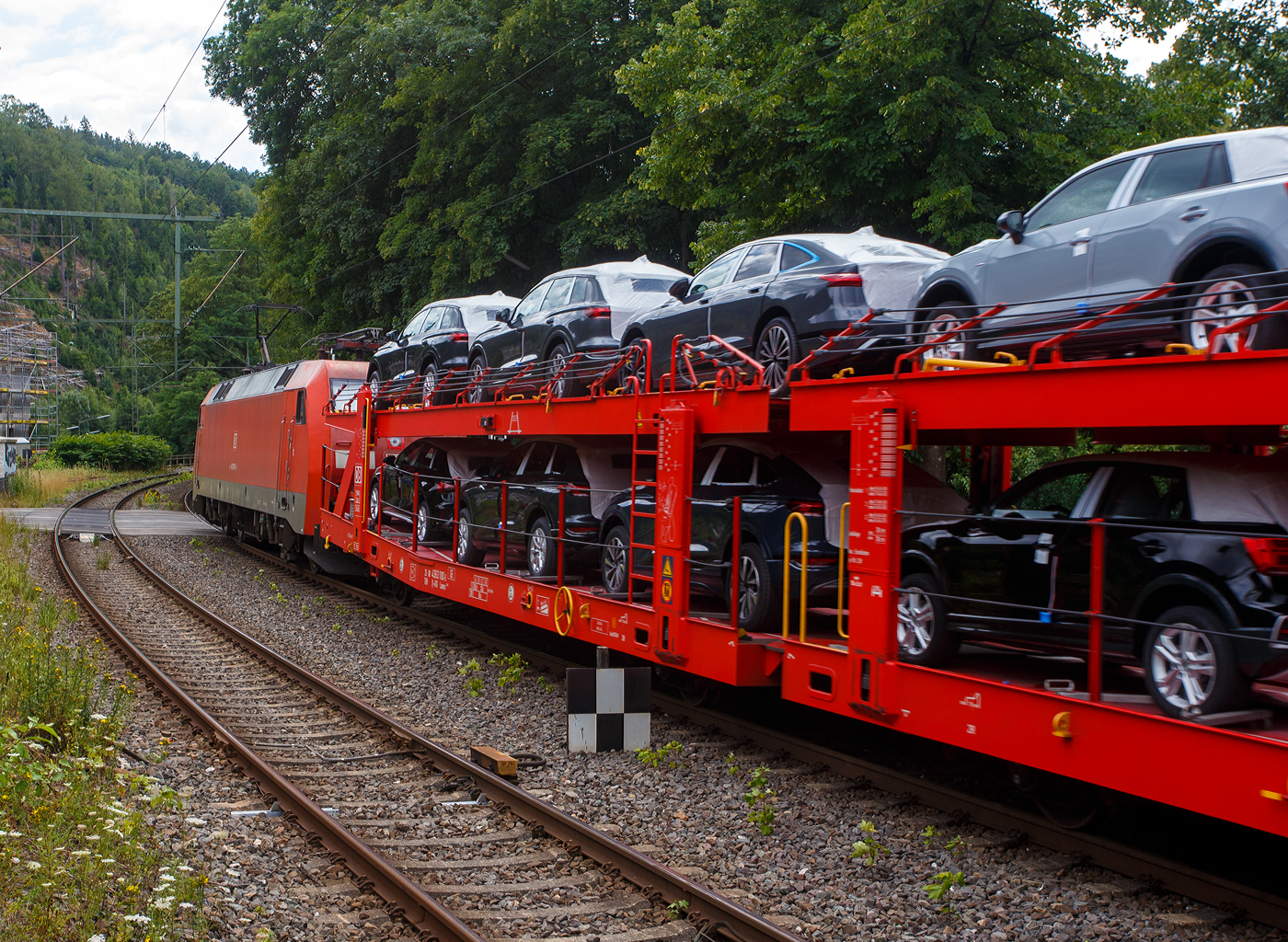 Die 152 085-7 (91 80 6152 085-7 D-DB) der DB Cargo AG fährt am 16 Juli 2025, mit einem langen Autotransportzug (Wagen der Gattung Laaers 506 o.ä.) beladen mit Autos der bekannten Ingolstädter Automarke), durch Kirchen (Sieg) in Richtung Köln. Nochmals einen lieben Gruß an den netten Lokführer zurück.

Die Lok wurde 1999 bei Krauss Maffei (heute Siemens) in München-Allach unter der Fabriknummer 20212 gebaut.

Heute war meine Ausbeute an der Siegstrecke sehr erfolgreich, in nicht einmal 1,5 Stunden konnte ich 11 Güterzüge ablichten, zudem grüßten mich alle Lokführer recht freundlich. Das ist an der Siegstrecke sehr viel, es gab wohl Probleme auf den Rheinstecken, sowie die Streckensperrung der Ruhr-Sieg-Strecke.