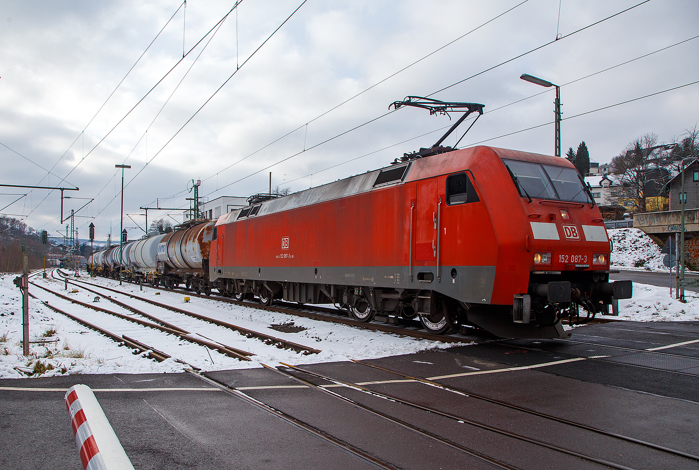 Die 152 087-3 (91 80 6152 087-3 D-DB) der DB Cargo AG fährt am 21.01.2023 mit einem Ethylendichlorid (Gefahrgut-Nr. 336/1184) beladenen Kesselwagenzug durch Niederschelden (Sieg) in Richtung Siegen.

Die Siemens ES64F wurde 2000 noch von Krauss-Maffei in München-Allach unter der Fabriknummer 20214 gebaut.