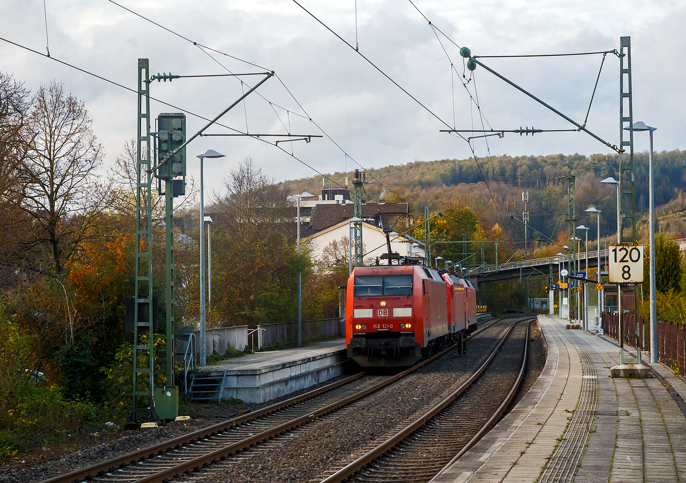 Die 152 121-0 mit den kalten 185 155-8 und 152 017-2 (alle drei von der DB Cargo) fahren am 05.11.2022 als Lokzug durch Kirchen (Sieg) in Richtung Kln. 