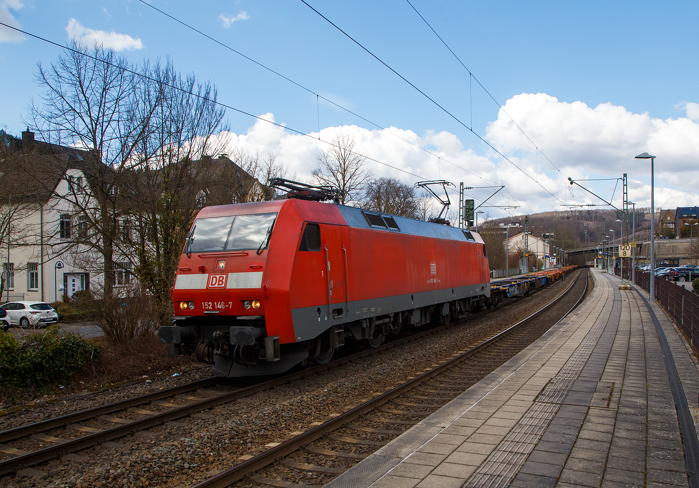 Die 152 146-7 (91 80 6152 146-7 D-DB) der DB Cargo Deutschland AG, fhrt am 19.03.2021 mit einem fast leeren Container-Zug durch den Bahnhof Kirchen (Sieg) in Richtung Kln. Nur die beidem letzten Wagen waren beladen, aber hier noch nicht im Bild, da noch hinter dem Gleisbogen.

Die Siemens ES64F wurde 2000 von Siemens in Mnchen-Allach unter der Fabriknummer 20273 fr die DB Cargo AG gebaut.