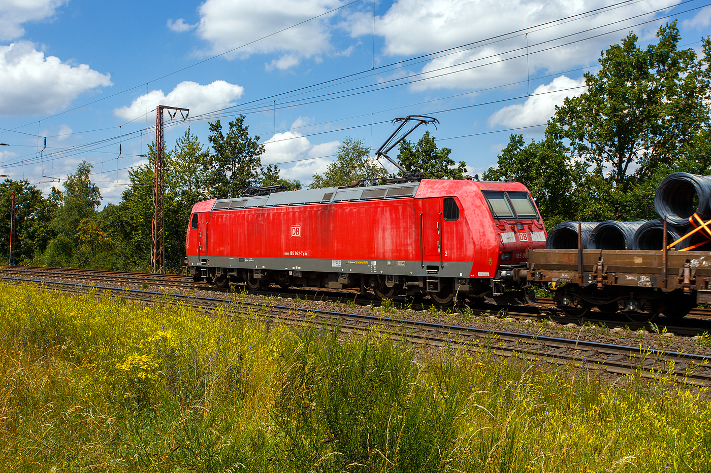 Die 185 062-7 (91 80 6185 062-7 D-DB) der DB Cargo fährt am 11 Juli 2024 mit einem sehr langen gemischten Güterzug durch Rudersdorf (Kreis Siegen) in Richtung Siegen bzw. Kreuztal.

Die TRAXX F140 AC1 wurde 2002 von Bombardier in Kassel unter der Fabriknummer 33476 gebaut.