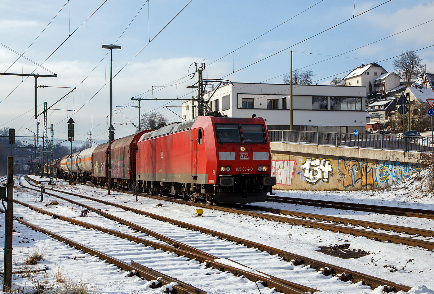 Die 185 064-3 (91 80 6185 064-3 D-DB) der DB Cargo AG fährt am 21.01.2023 mit einem gemischten Güterzug durch Niederschelden (Sieg) in Richtung Siegen. Nochmals einen lieben Gruß an den netten Lokführer zurück.

Die TRAXX F140 AC1 wurde 2002 von Bombardier in Kassel unter der Fabriknummer 33479 gebaut. 
