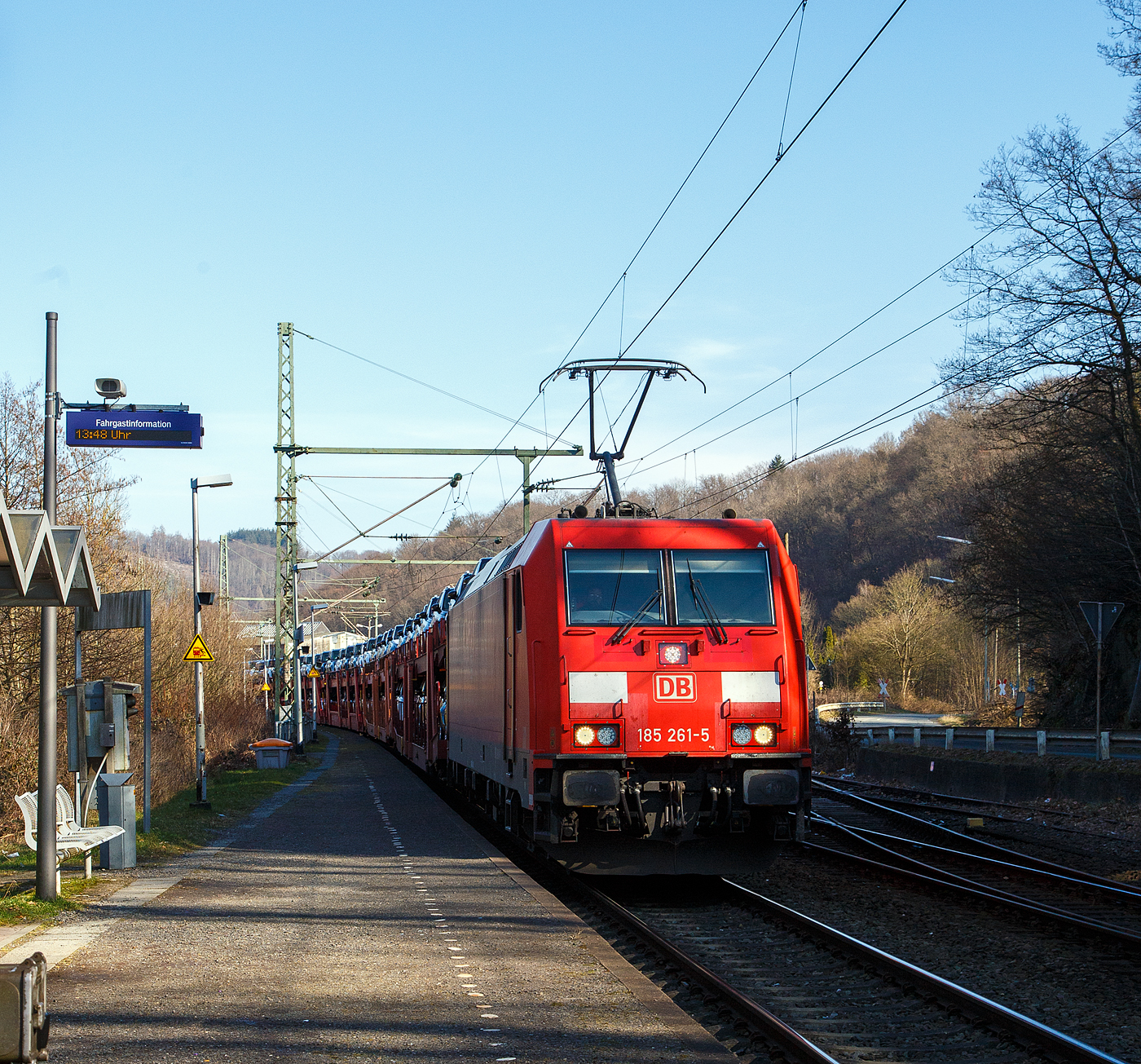 Die 185 261-5 (91 80 6185 261-5 D-DB) der DB Cargo AG fährt am 03.03.2023, mit einem SUV´s beladenen Autotransportzug (Wagen der Gattung Laaeffrs 561 der DB Cargo Logistics GmbH, ex ATG), durch Scheuerfeld (Sieg) in Richtung Köln.

Die TRAXX F 140 AC2 wurde 2006 von der Bombardier Transportation GmbH in Kassel unter der Fabriknummer 34110 gebaut.