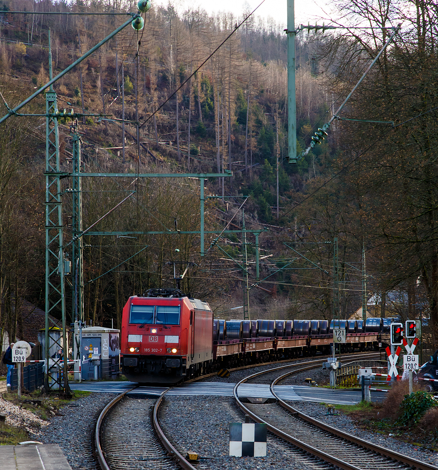 Die 185 302-7 (91 80 6185 302-7 D-DB) der DB Cargo AG fährt am 17.01.2023 mit einem Warmband-Coilzug durch Kirchen (Sieg) in Richtung Siegen.

Die TRAXX F140 AC2 wurde 2007 bei Bombardier in Kassel unter der Fabriknummer 34170 gebaut. 
