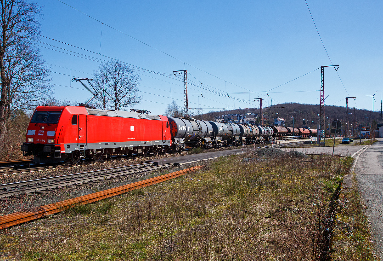 Die 185 315-9 (91 80 6185 315-9 D-DB) der DB Cargo AG fährt am 04.04.2023 mit einem gemischten Güterzug durch Rudersdorf (Kreis Siegen) in Richtung Kreuztal.

Die TRAXX F140 AC2 wurde 2007 von Bombardier in Kassel unter der Fabriknummer 34183 gebaut.
