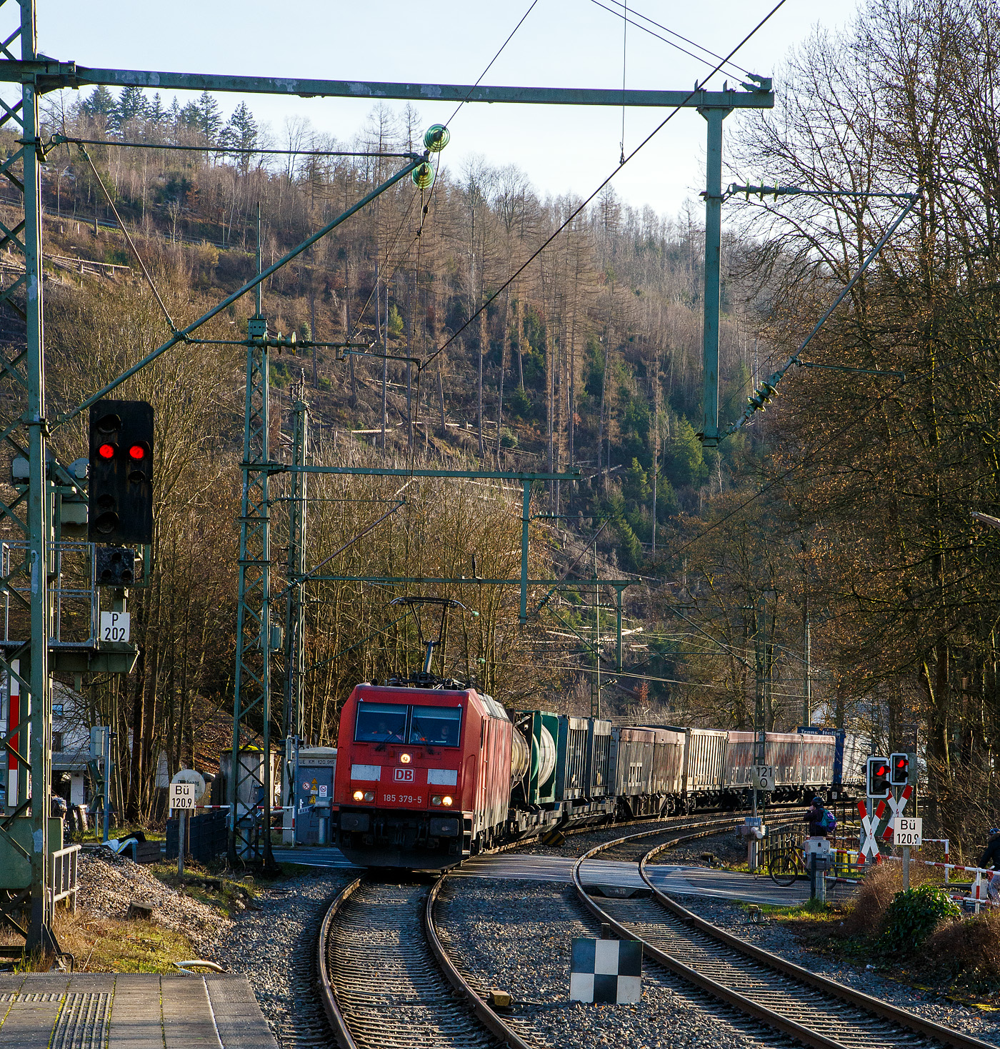 Die 185 379-5 (91 80 6185 379-5 D-DB) der DB Cargo AG fährt am 17.01.2023 mit einem Containerzug durch Kirchen (Sieg) in Richtung Siegen.

Die TRAXX F140 AC2 wurde 2009 bei Bombardier Transportation GmbH in Kassel unter der Fabriknummer 34665 gebaut. 
