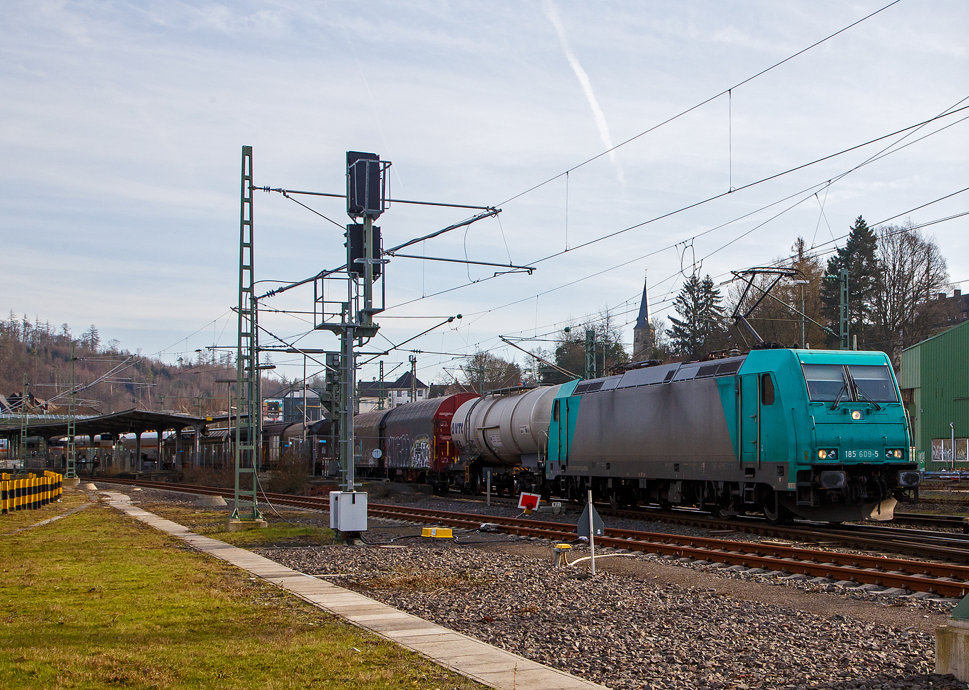 Die 185 609-5 (91 80 6185 609-5 D-ATLU) der Alpha Trains Luxembourg fhrt am 09.02.2023 mit einem gemischten Gterzug durch den Betzdorf (Sieg) in Richtung Kln. 

Die TRAXX F140 AC2 wurde 2008 von Bombardier in Kassel unter der Fabriknummer 34244 gebaut und an die Alpha Trains Belgium geliefert. Sie hat die Zulassungen fr Deutschland, sterreich und Ungarn. In ihrer relativ kurzen Betriebszeit hat sie schon viele NVR-Stationen gehabt. Wer hier der Mieter ist mir nicht bekannt.