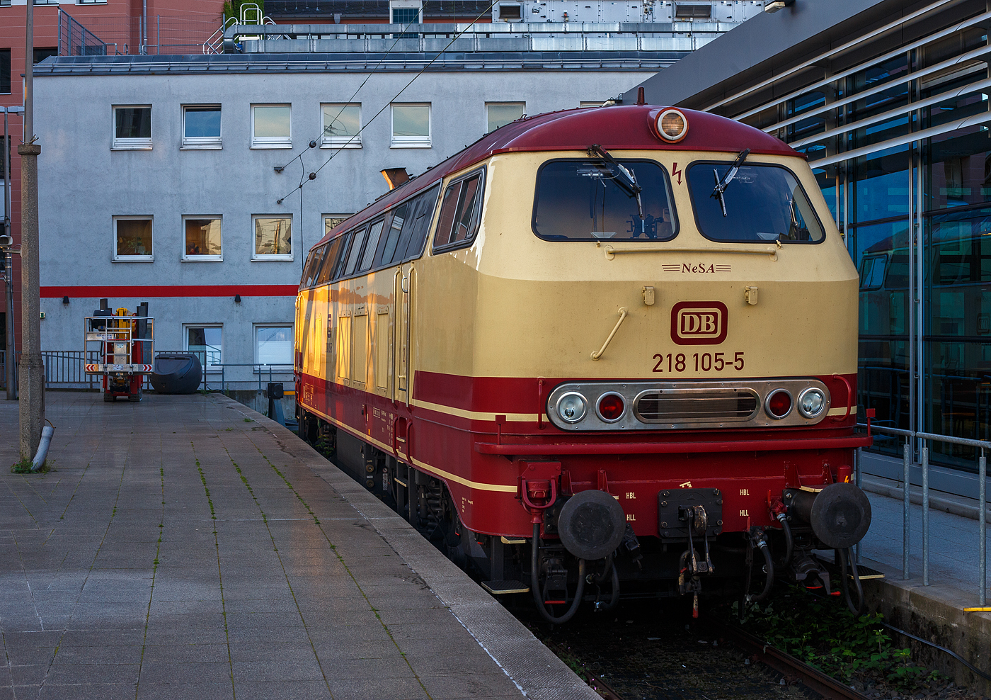 Die 218 105-5 (92 80 1218 105-5 D-NESA) der NeSA Eisenbahn-Betriebsgesellschaft Neckar-Schwarzwald-Alb mbH (Rottweil), in den, TEE-Farben purpurrot/beige. ist am 29 April 2025 beim Hauptbahnhof Köln auf dem Stumpfgleis neben dem Gleis 1 Abschnitt F und DB Casino Köln Hbf abgestellt.

Die V 164 wurde 1971 bei Krupp unter der Fabriknummer 5126 gebaut und an die Deutschen Bundesbahn (DB) geliefert, seit 2008 ist sie im BW Aschaffenburg stationiert und gehörte 2016 noch der WestFrankenBahn (DB Regio). Im Sommer 2016 wurde die Lok an die NeSA Eisenbahn-Betriebsgesellschaft Neckar-Schwarzwald-Alb mbH in Rottweil verkauft und trägt nun die NVR-Nummer 92 80 1218 105-5 D-NESA.  