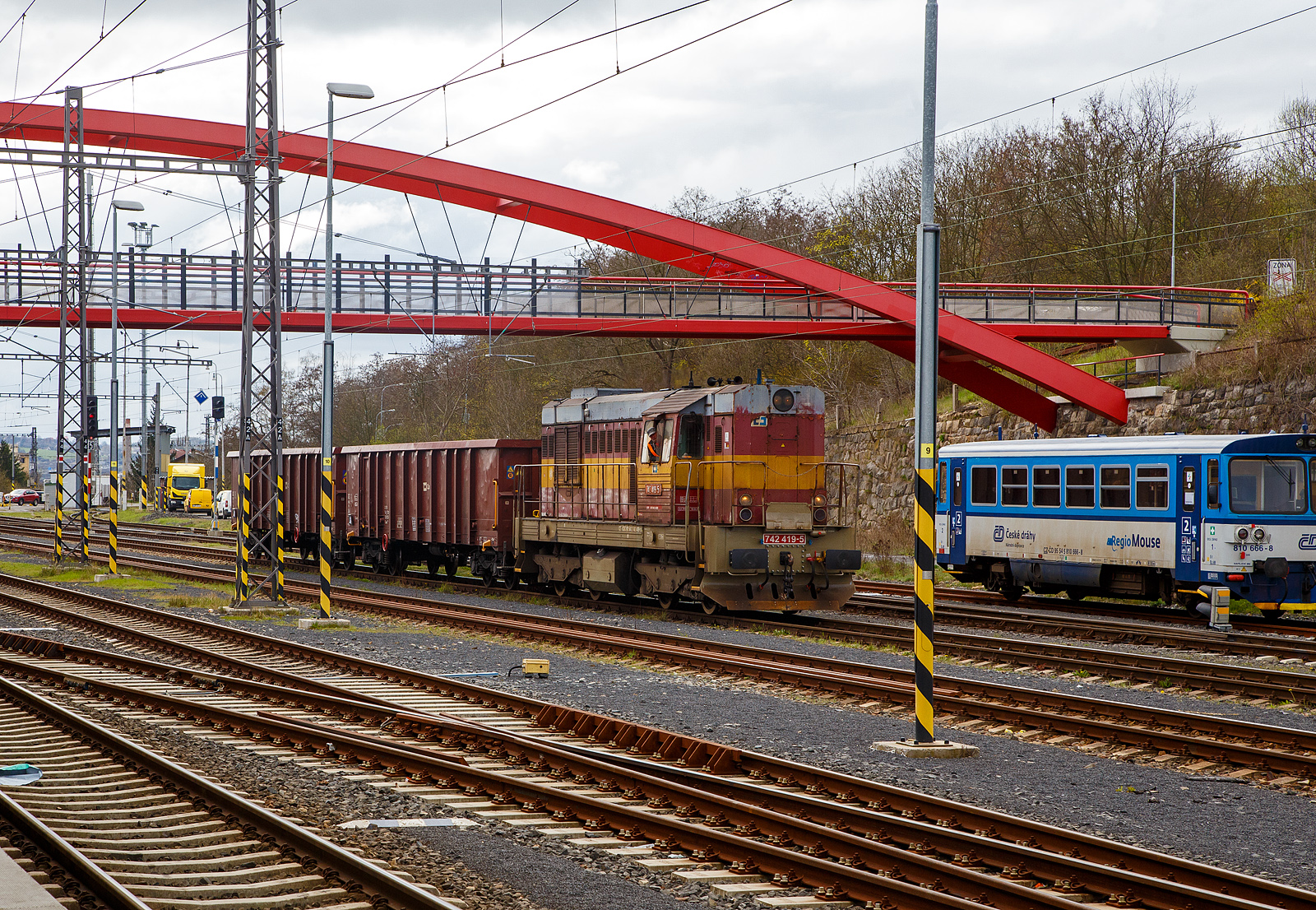 Die ČD Cargo 742 419-5 (CZ- ČDC 92 54 2 742 419-5) erreicht am 17.04.2023, mit zwei vierachsigen offenen Drehgestell-Gterwagen der Gattung Eanos 9-152.0, den Bahnhof Karlovy Vary (Karlsbad). 