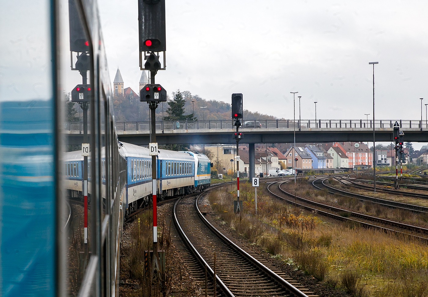 Die alexa 223 065 (92 80 1223 065-4 D-DLB) zieht am 22.11.2022, den alex RE 25 (Mnchen – Landshut – Regenburg – Schwandorf – Furth i.W. – Plzeň – Praha), von Schwandorf in Richtung Plzeň. Ab Furth im Wald wird der Zug dann als EX 357 (Zpadn expres /  West Express) gefhrt. 

In Plzeň hlavn ndra (Pilsen Hauptbahnhof) wird dann der Zug von einer E-Lok der ČD (Česk drhy / Tschechische Bahnen) der BR 362 bernommen.

Der alex ist eine von der Lnderbahn betriebene Zuggattung des Schienenpersonennahverkehrs in Bayern im Konzern der Regentalbahn. Im Fahrplan wird er mit ALX abgekrzt.Die Zge verkehren im Zweistundentakt von Mnchen ber Regensburg und Schwandorf nach Hof und Prag, wobei sie in Schwandorf geflgelt werden. 

Im Winter 2021 wurde bekannt, dass die Ausschreibung fr die Verbindung Mnchen–Hof von DB Regio Bayern gewonnen wurde und diese somit ab Dezember 2023 ebenfalls nicht mehr vom alex bedient wird. Die Verbindung nach Prag bis voraussichtlich 2027 erteilt.

Fahrzeugmaterial:
Die Lnderbahn bespannt die Zge zwischen Mnchen und Regensburg mit fnf EuroSprinter-Lokomotiven (183 001–005), auf den nicht elektrifizierten Abschnitten Regensburg–Schwandorf–Hof beziehungsweise Regensburg–Schwandorf–Furth im Wald mit zwlf EuroRunner (223 061–072), die frher auch auf den Strecken im Allgu zum Einsatz kamen. Die Diesellokomotiven sind von Alpha Trains angemietet, die Elektrolokomotiven sind von der Hannover Mobilien Leasing.

Als Wagenmaterial kommen neben den 23 vom Allgu-Express bernommenen Wagen 50 zwischen 2007 und 2009 aus angekauften Schnellzugwagen der Deutschen Bahn AG umgebaute und sieben 2009 neu beschaffte Wagen zum Einsatz. Der derzeitige Fuhrpark umfasst 80 Wagen, darunter u. a. Abteilwagen (UIC-X und UIC-Z der DB, sowie UIC-Z der DR), modernisierte „Silberlinge“ (n-Wagen) oder auch moderne Doppelstockwagen. Die vom Allgu-Express bernommenen Wagen wurden im Jahre 2003 beim Partner fr Fahrzeugausrstung (PFA) in Weiden modernisiert und bei Betriebsaufnahme 2007 lediglich umlackiert. Einige der Abteilwagen der zweiten Klasse wurden nachtrglich mit vergrerten Fahrradbereichen ausgestattet. Die brigen Wagen wurden 2007 im DB-Ausbesserungswerk Neumnster und bei VIS Halberstadt grundlegend modernisiert und teilweise nachtrglich klimatisiert, im Sommer 2009 folgten nochmal sieben weitere Wagen mit Fahrradbereich (Bauart ABvmdz). Seit Dezember 2009 werden auerdem sieben neu beschaffte Doppelstockwagen mit Niederflureinstieg von Bombardier eingesetzt.

Seit Juli 2017 wurden schrittweise 29 gebrauchte, aber modernisierte Wagen der Muttergesellschaft Ferrovie dello Stato Italiane (FS) bernommen. Auch die Bestandswagen wurden modernisiert und teils mit neuen Sitzbezgen sowie Informationsbildschirmen ausgestattet.

Bis zum Fahrplanwechsel 2017 befand sich etwa in der Mitte jedes Zuges der sogenannte alex-treff-Wagen, die seitdem ersatzlos ausgemustert wurden. In diesem Wagen konnten Fahrkarten auch noch zu Beginn der Fahrt ohne Aufpreis gekauft werden, des Weiteren wurden Snacks und Getrnke angeboten. Fahrkarten knnen jedoch weiterhin im Dienstabteil erworben werden. Auch Snacks und Getrnke gibt es weiterhin per mobilen Catering-Service.
