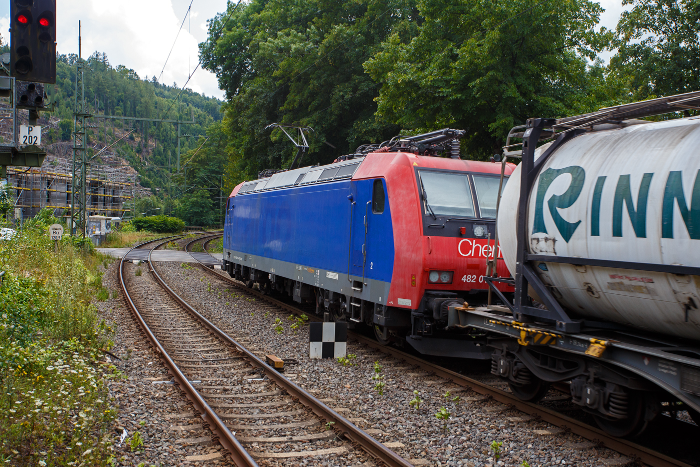 Die am die SBB Cargo International AG vermietete Re 482 011-4 „ChemOil“ (91 85 4482 011-4 CH-SBBC) der SBB Cargo AG fährt am 01 August 2025, mit einem KLV-Zug (HUPAC-Ganzzug) durch den Bahnhof Kirchen/Sieg in Richtung Köln.

Die TRAXX F140 AC1 wurde 2002 von Bombardier in Kassel unter der Fabriknummer 33525 gebaut und an die SBB Cargo AG geliefert. Sie hat die Zulassungen und Zugbeeinflussungssysteme für die Schweiz und Deutschland. 
