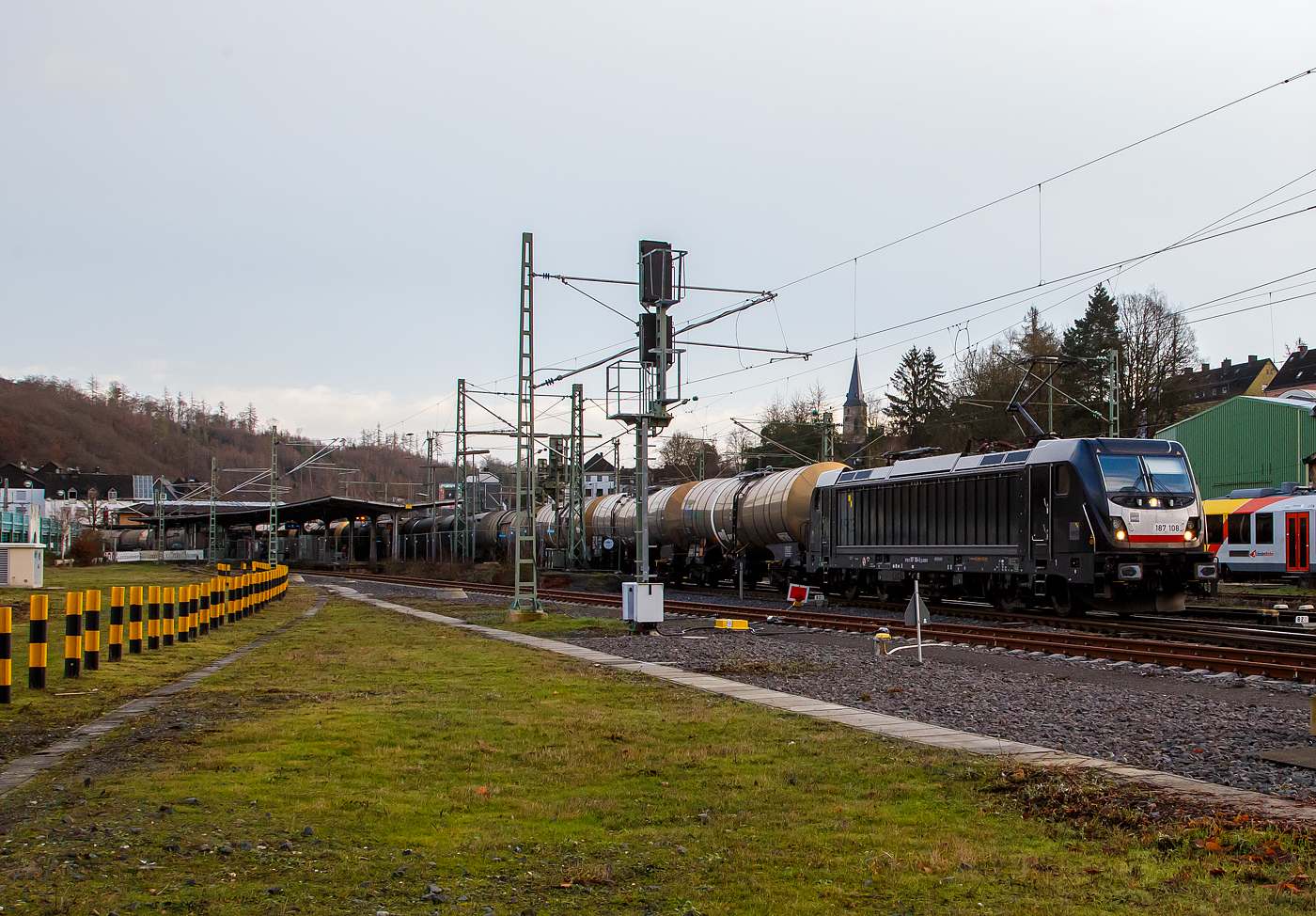 Die an die DB Cargo vermietete MRCE Dispolok 187 108-6 (91 80 6187 108-6 D-DISPO) fährt am 11.01.2023 mit einem Kesselwagenzug (laut Gefahrgutnummer 33/1114 mit Benzol) durch Betzdorf (Sieg) in Richtung Köln.

Die Bombardier TRAXX F140 AC3 wurde 2015 von der Bombardier Transportation GmbH in Kassel unter der Fabriknummer  35227 gebaut. Sie war ursprünglich in DB verkehrsrot und von Bombardier als Vorführ- und Mietlok als 91 80 6187 108-6 D-BTK an die DB Cargo vermietet, von 2017 bis 2021 als 91 80 6187 108-6 D-DB eingestellt, wurde sie 2021 an die Mitsui Rail Capital Europe GmbH (MRCE Dispolok) in München verkauft und erhielt die Neulackierung in MRCE schwarz, ist aber weiterhin an die DB Cargo vermietet. Die TRAXX F140 AC3 in der Varianten BR 187.1 hat keine Last-Mile-Einrichtung. Die Höchstgeschwindigkeit beträgt 140km/h, sie hat die Zulassung nur für Deutschland. Die Lokomotiven können in gemischter Mehrfachtraktion mit BR185 und BR186 eingesetzt werden.
